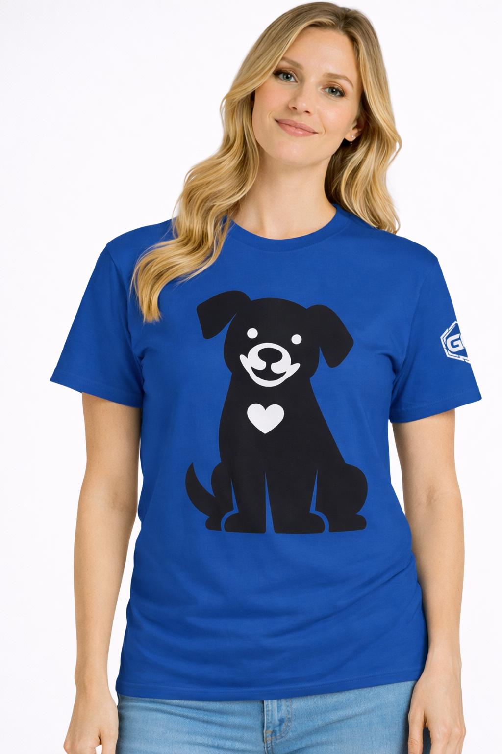 model:8:f | Hund umarmt Herz – Unisex T-Shirt – Modelfoto in Royalblau – Frau