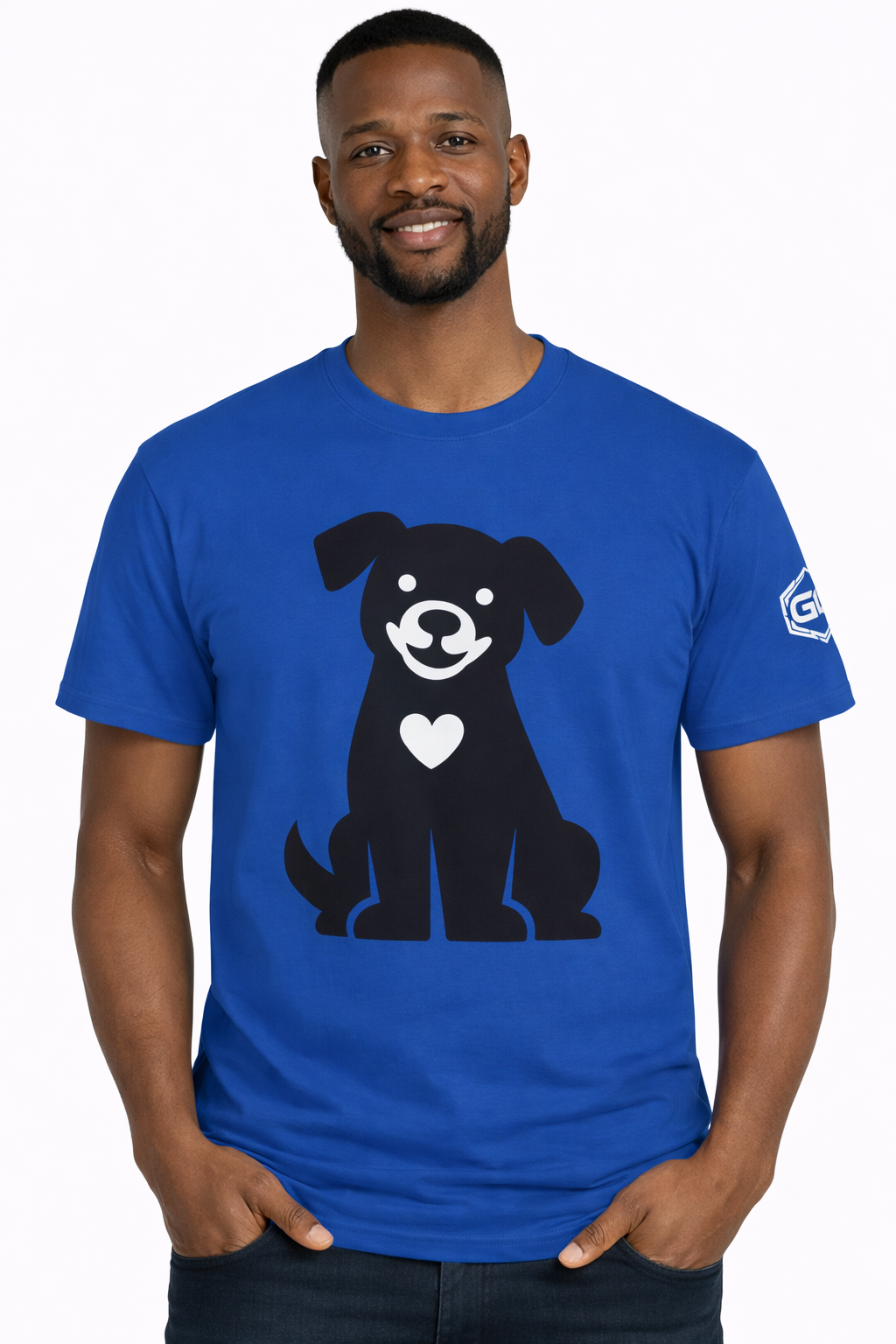 model:8:m | Hund umarmt Herz – Unisex T-Shirt – Modelfoto in Royalblau – Mann