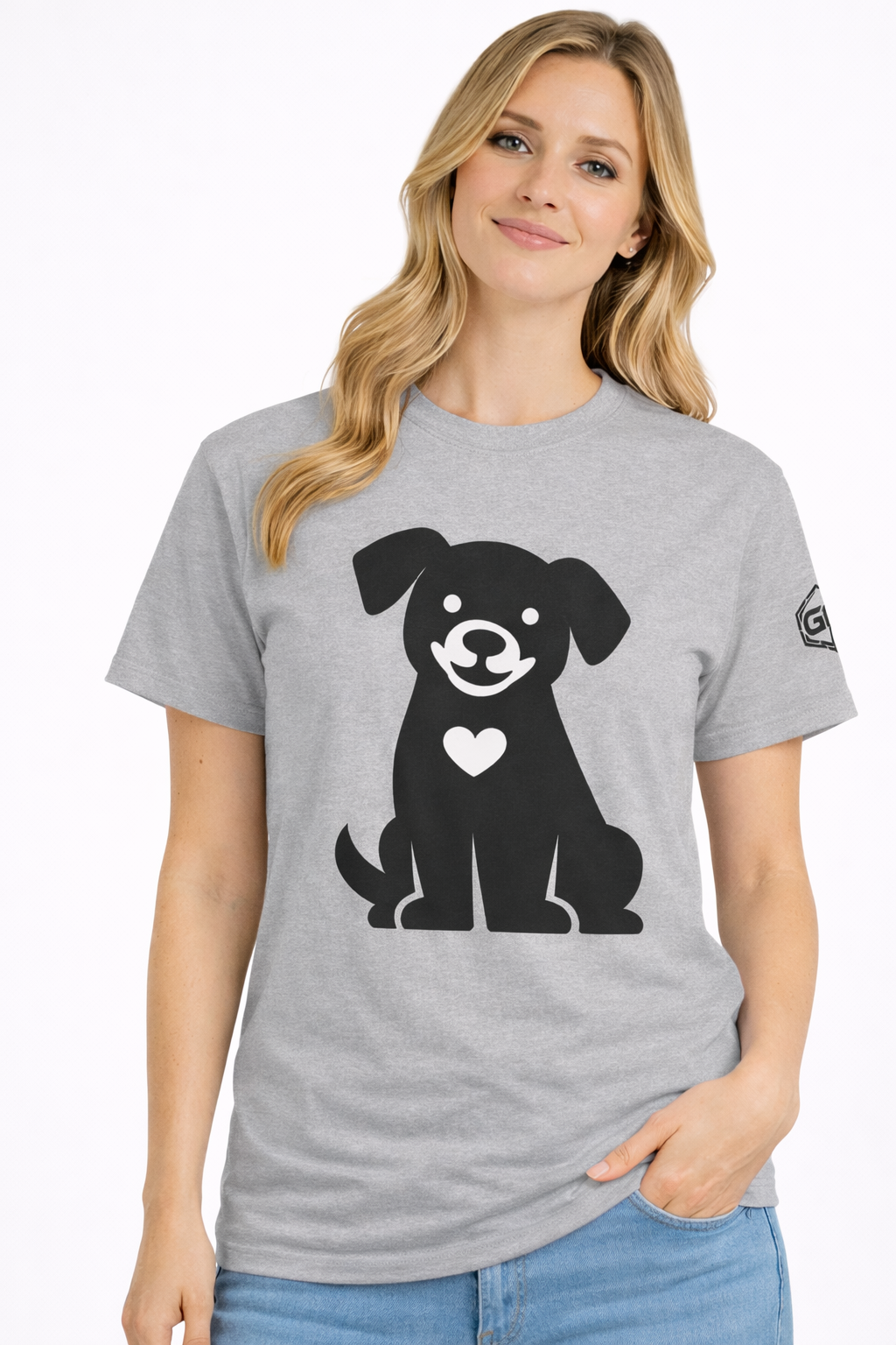 model:2:f | Hund umarmt Herz – Unisex T-Shirt – Modelfoto in Sportgrau – Frau