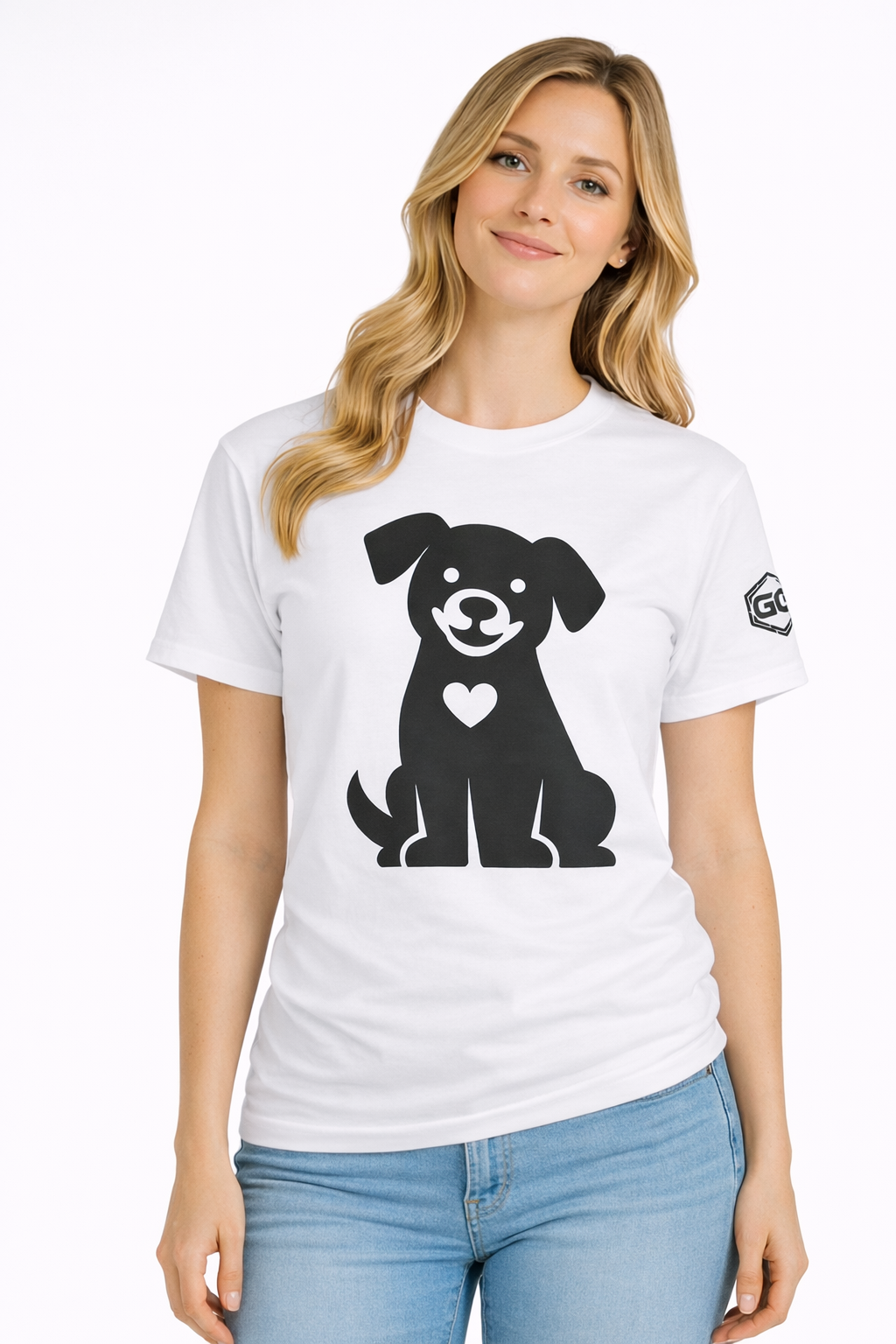 model:0:f | Hund umarmt Herz – Unisex T-Shirt – Modelfoto in Weiß – Frau