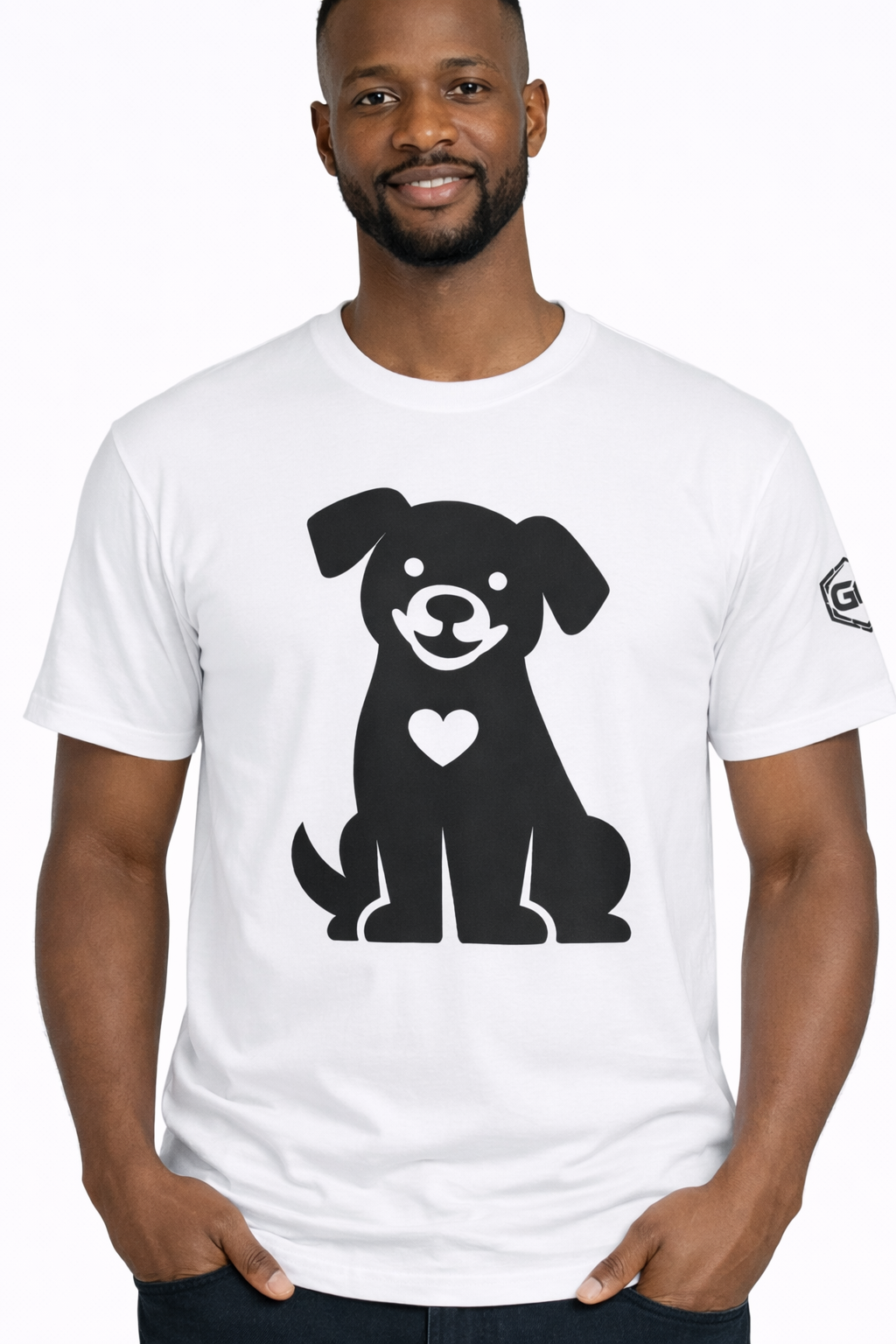 model:0:m | Hund umarmt Herz – Unisex T-Shirt – Modelfoto in Weiß – Mann