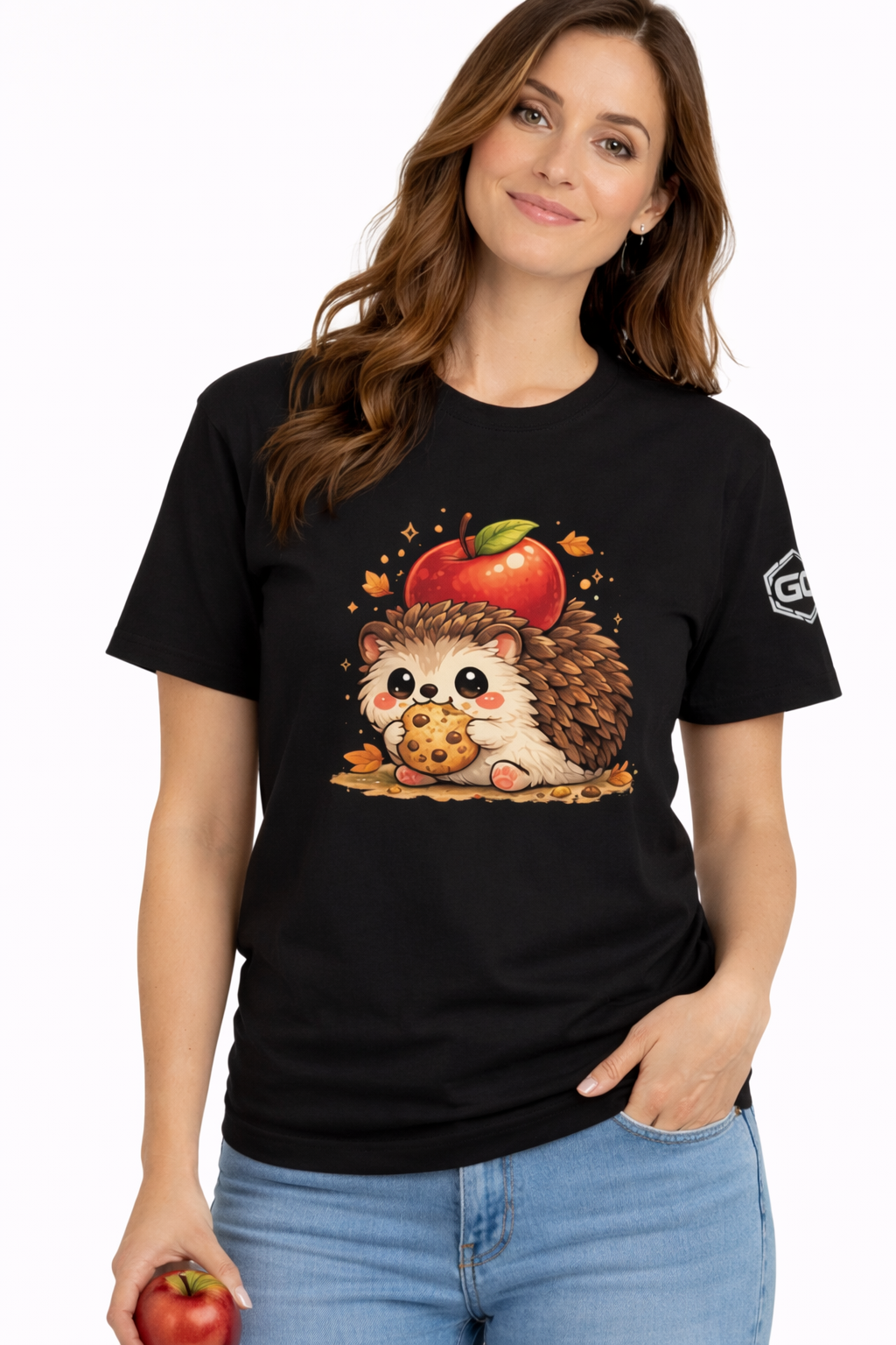 model:1:f | Hedgehog & Apple T-Shirt – Modelfoto in Schwarz – Frau