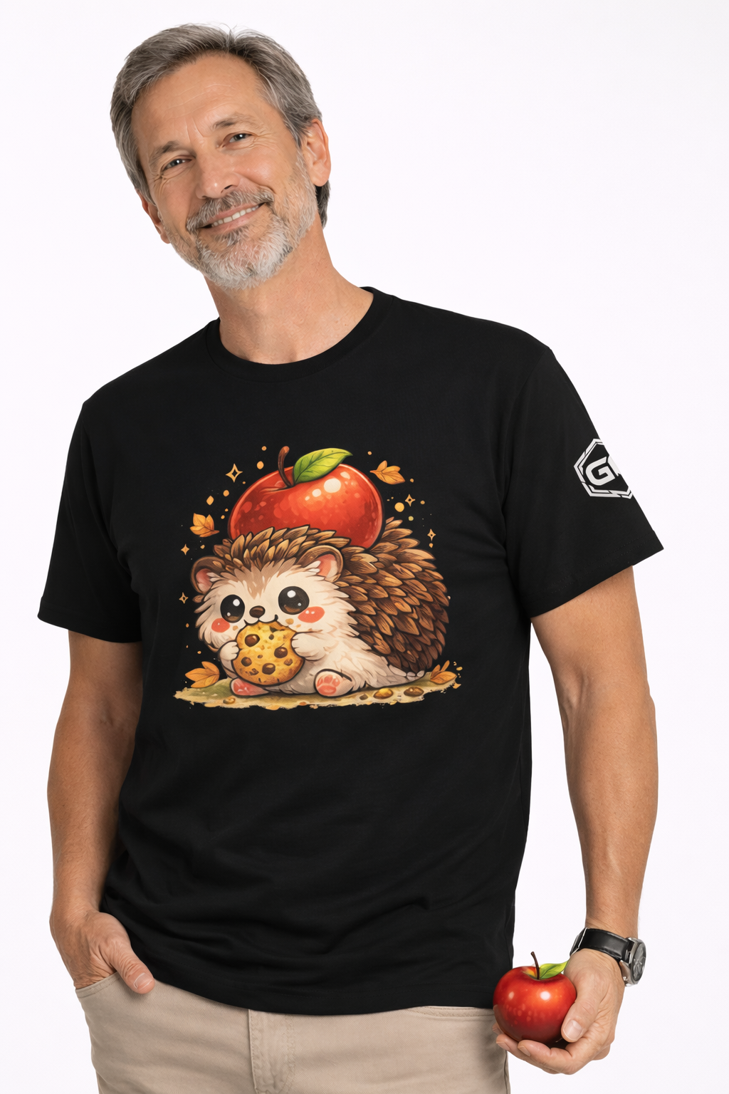 model:1:m | Hedgehog & Apple T-Shirt – Modelfoto in Schwarz – Mann