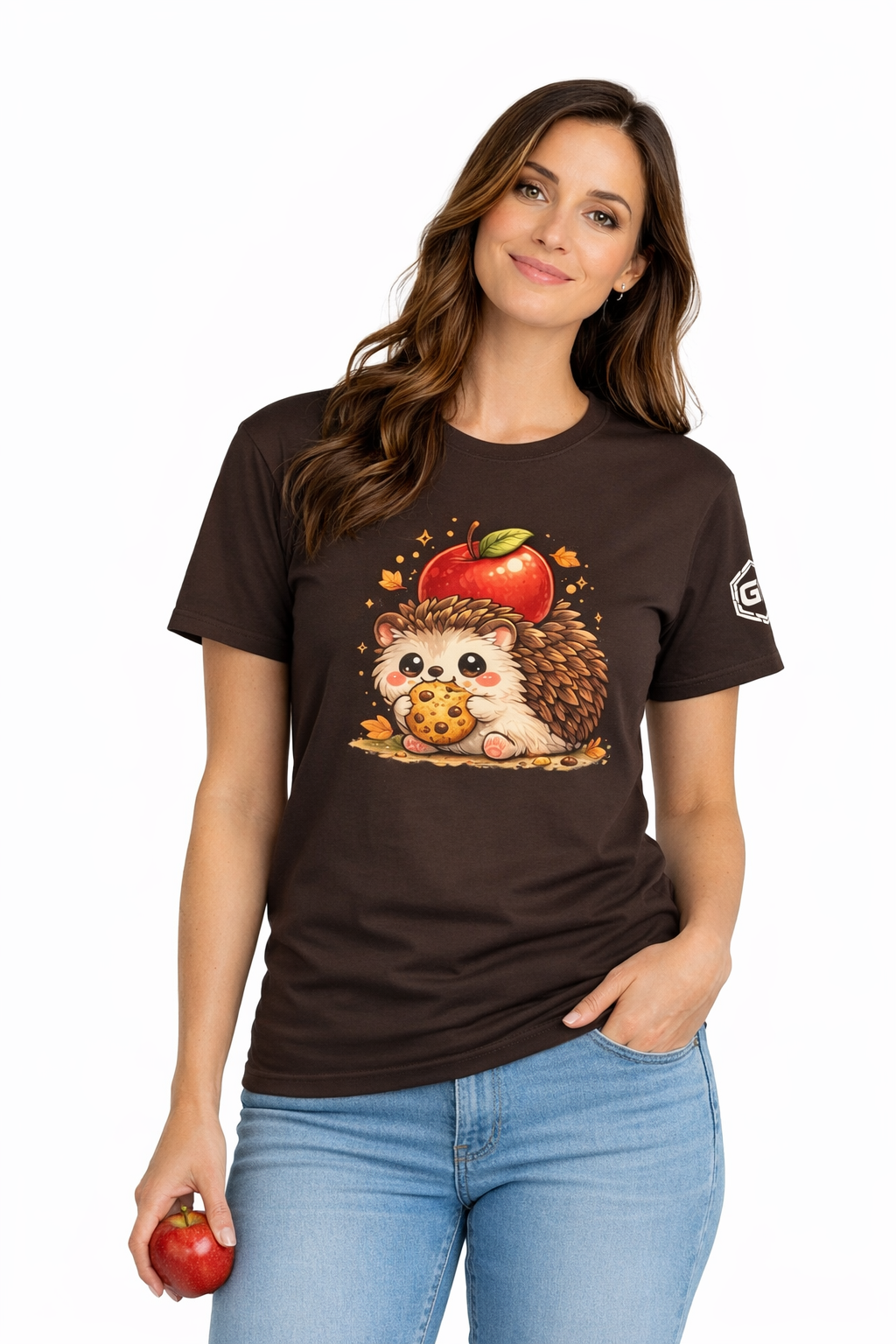 model:3:f | Hedgehog & Apple T-Shirt – Modelfoto in Dunkelbraun – Frau