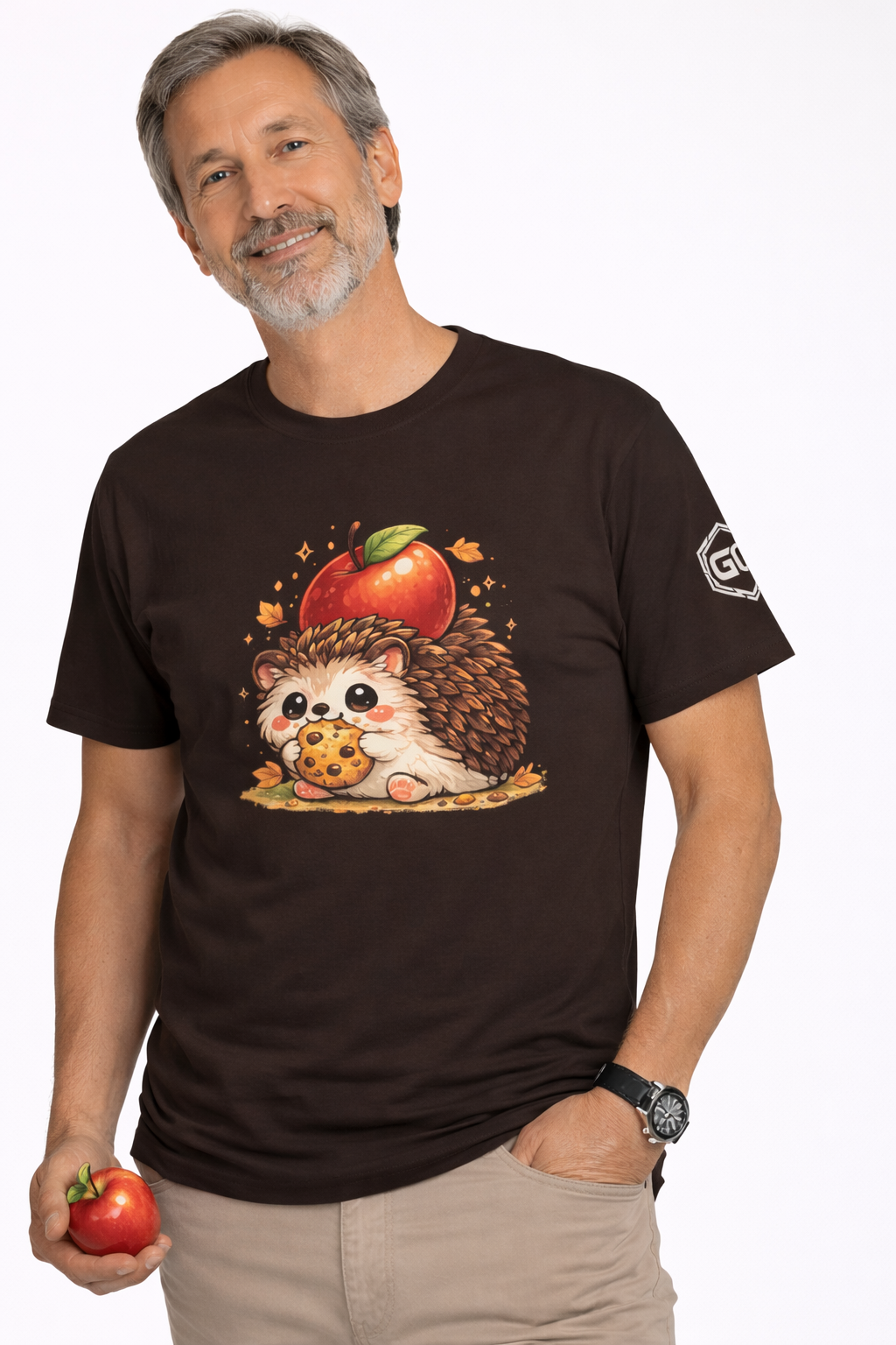 model:3:m | Hedgehog & Apple T-Shirt – Modelfoto in Dunkelbraun – Mann