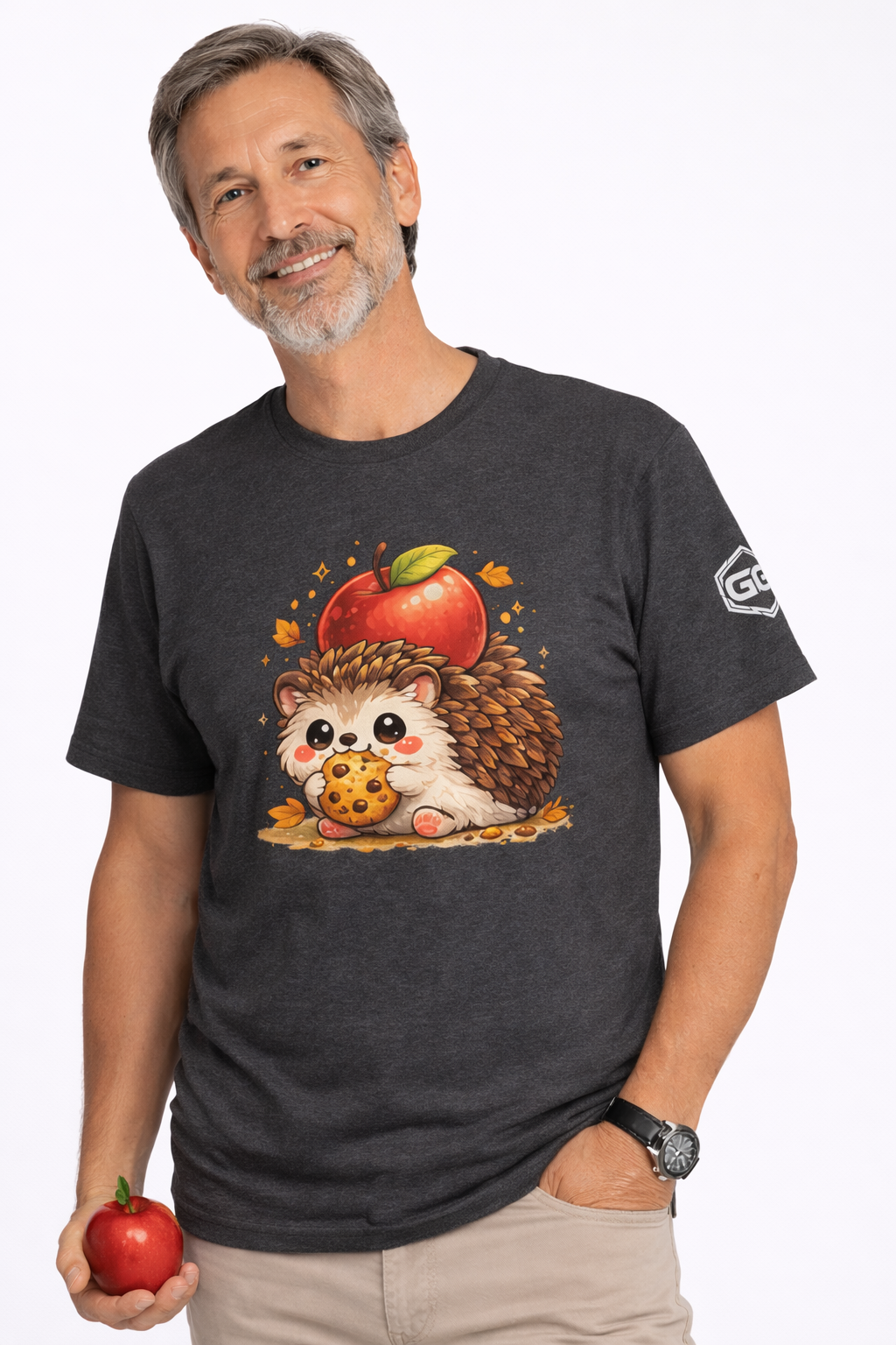 model:6:m | Hedgehog & Apple T-Shirt – Modelfoto in Dunkelmeliert – Mann