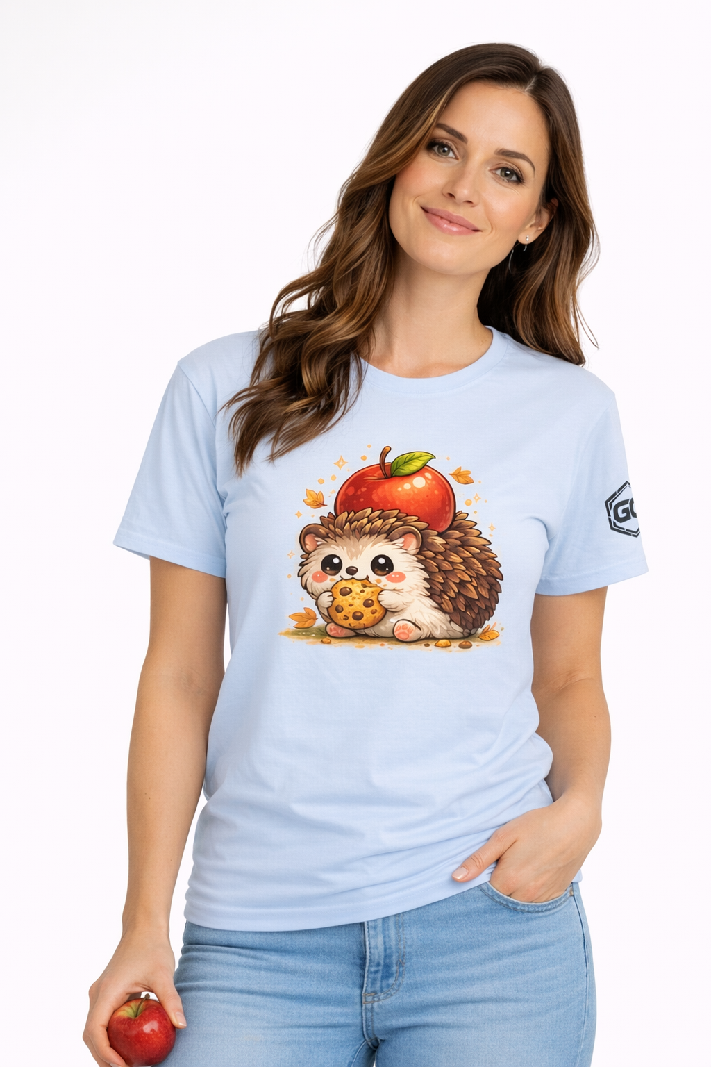 model:7:f | Hedgehog & Apple T-Shirt – Modelfoto in Hellblau – Frau