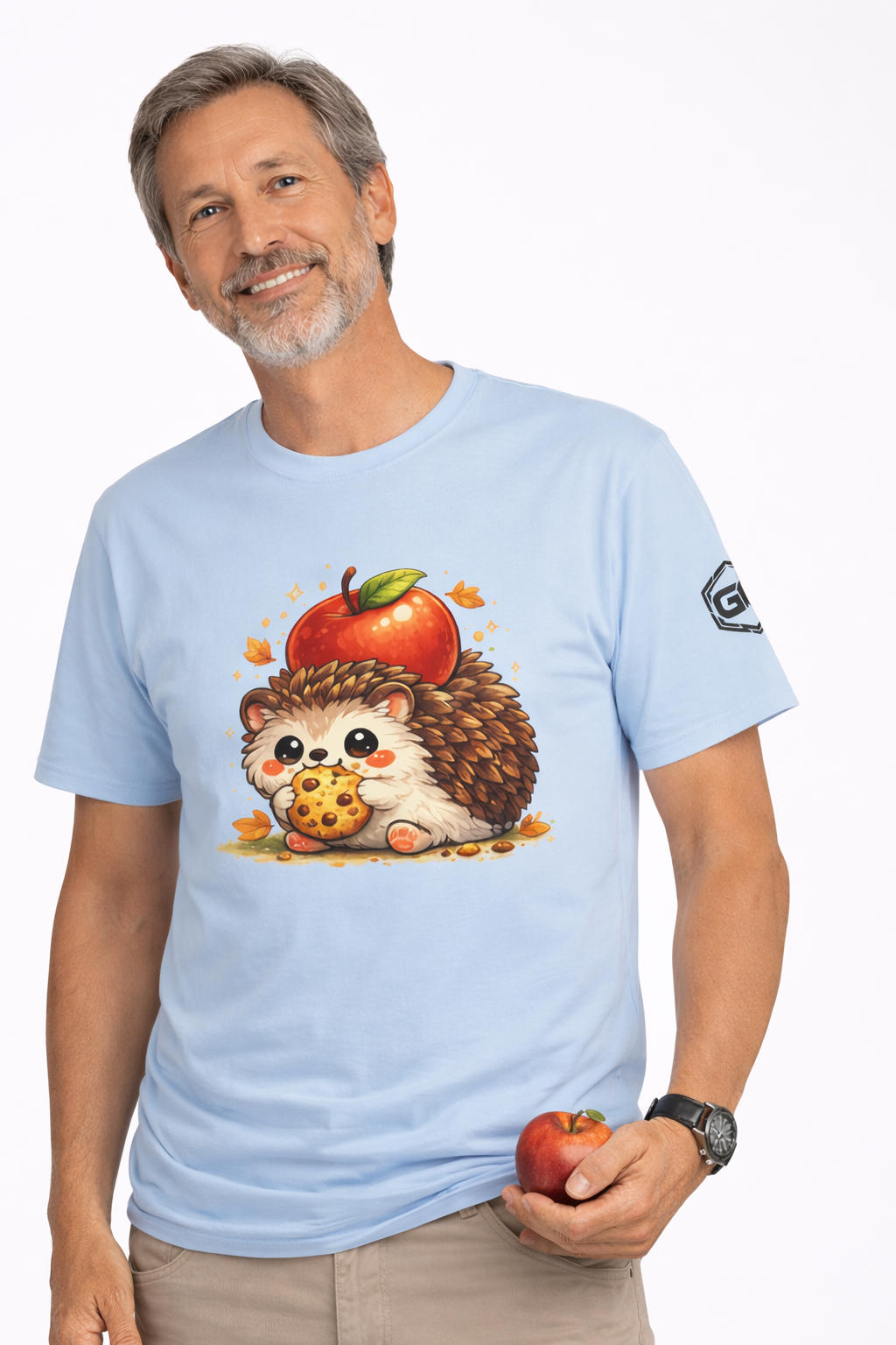 model:7:m | Hedgehog & Apple T-Shirt – Modelfoto in Hellblau – Mann