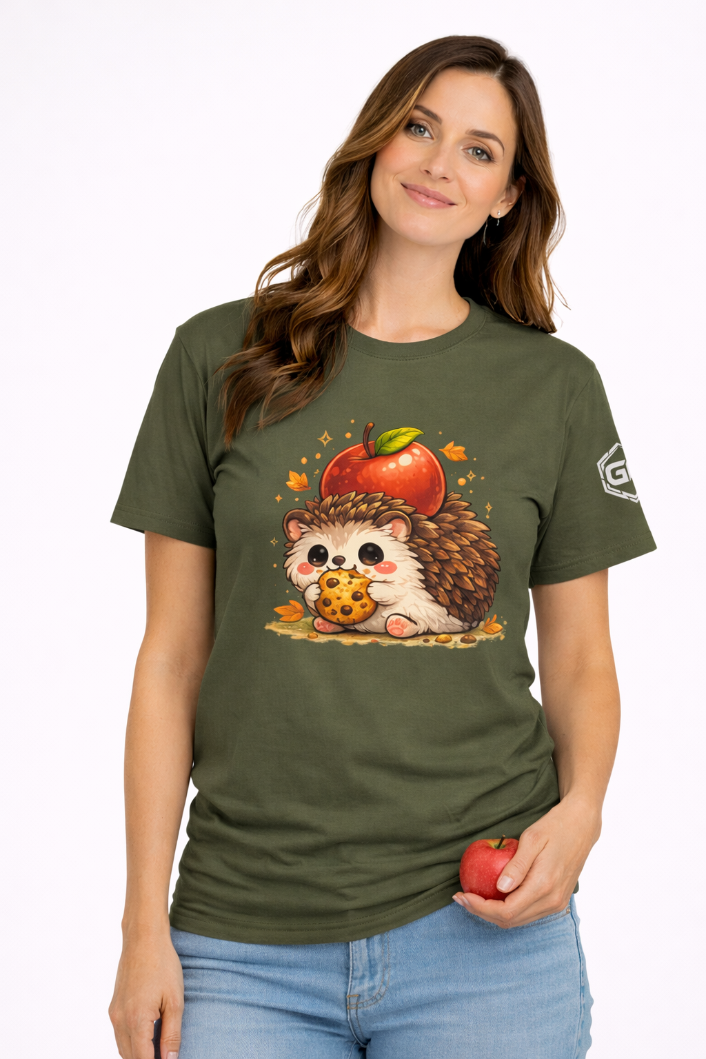 model:5:f | Hedgehog & Apple T-Shirt – Modelfoto in Militärgrün – Frau
