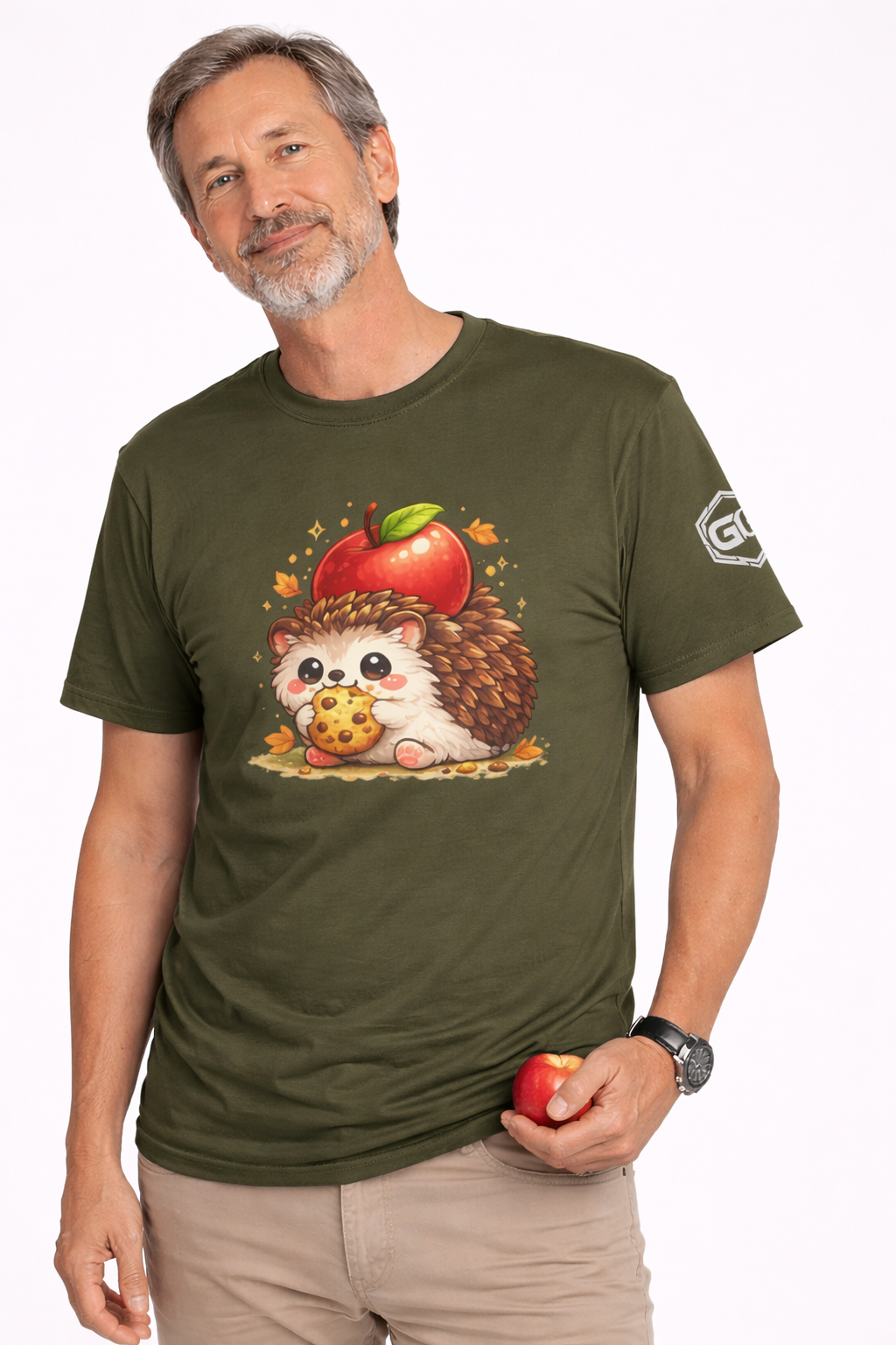 model:5:m | Hedgehog & Apple T-Shirt – Modelfoto in Militärgrün – Mann