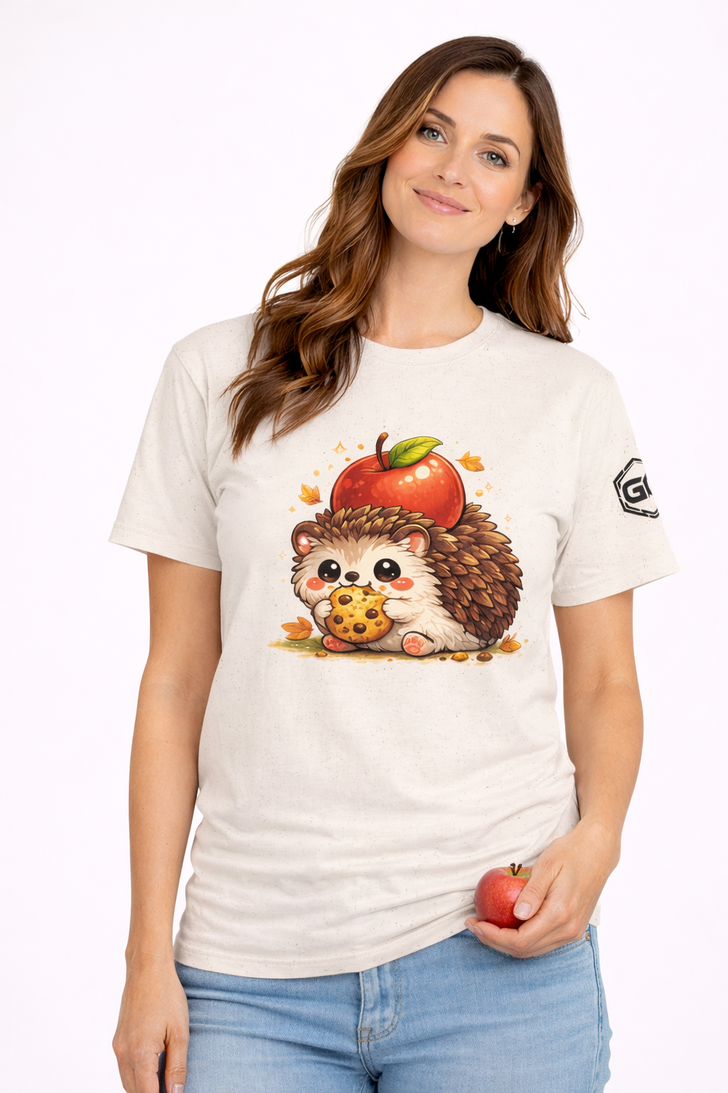 model:4:f | Hedgehog & Apple T-Shirt – Modelfoto in Natur – Frau
