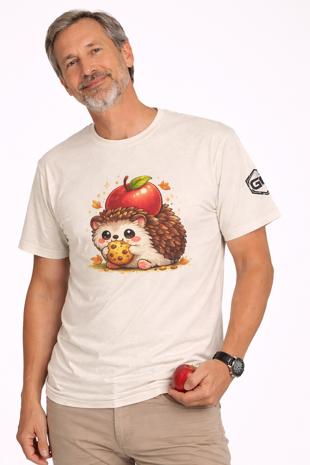 model:4:m | Hedgehog & Apple T-Shirt – Modelfoto in Natur – Mann