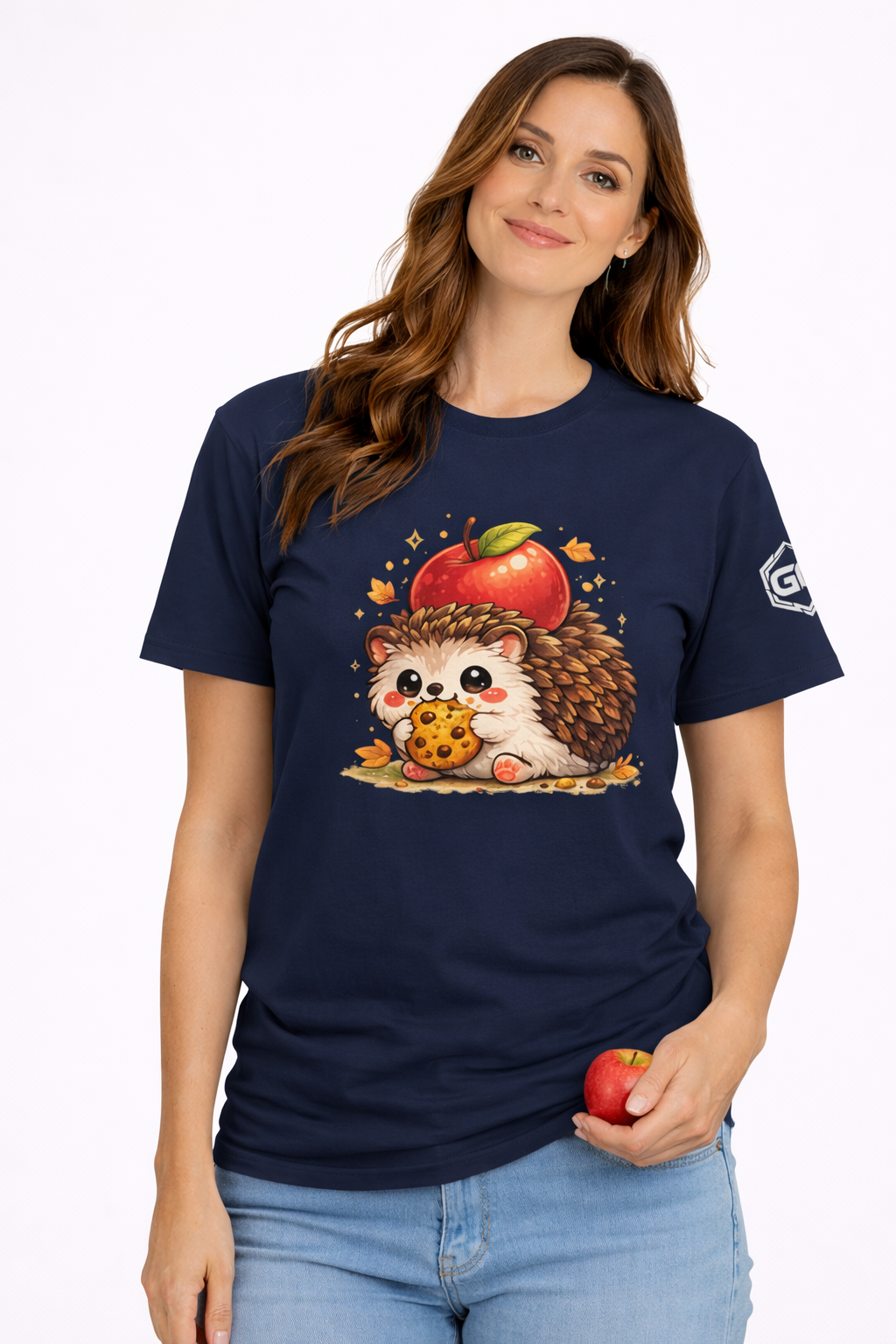 model:9:f | Hedgehog & Apple T-Shirt – Modelfoto in Navy – Frau