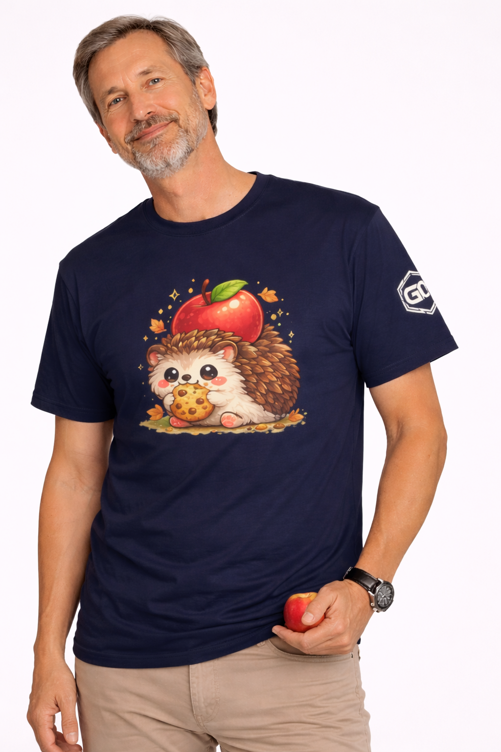 model:9:m | Hedgehog & Apple T-Shirt – Modelfoto in Navy – Mann