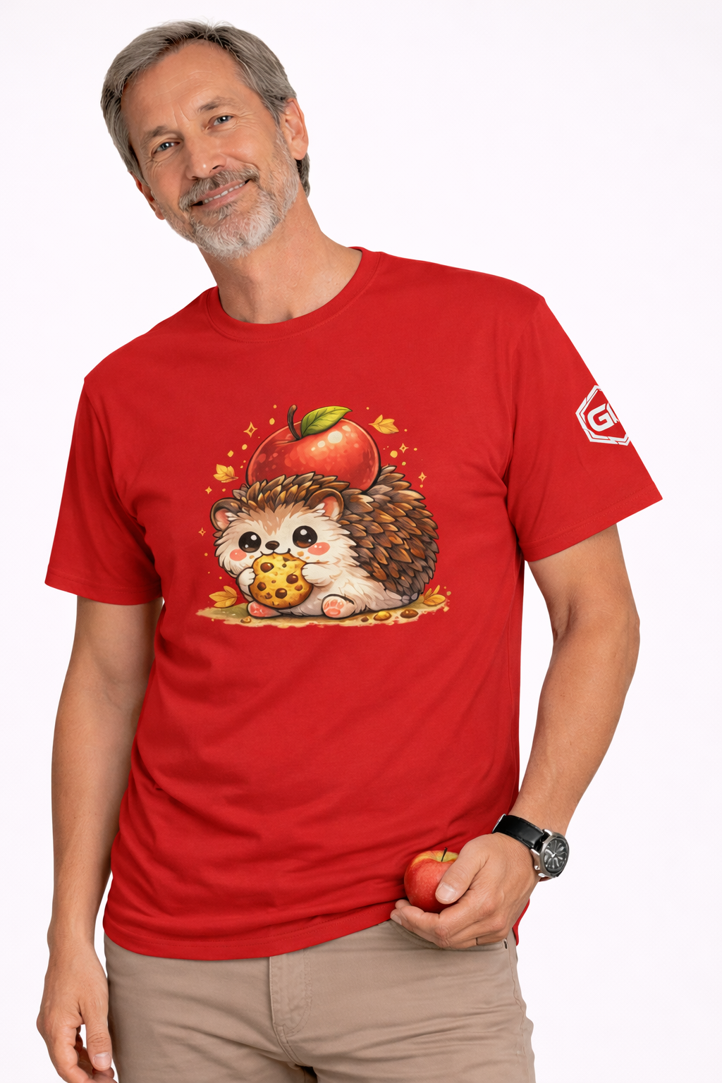 model:10:m | Hedgehog & Apple T-Shirt – Modelfoto in Rot – Mann