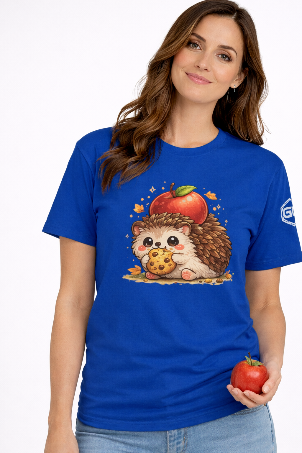 model:8:f | Hedgehog & Apple T-Shirt – Modelfoto in Royalblau – Frau