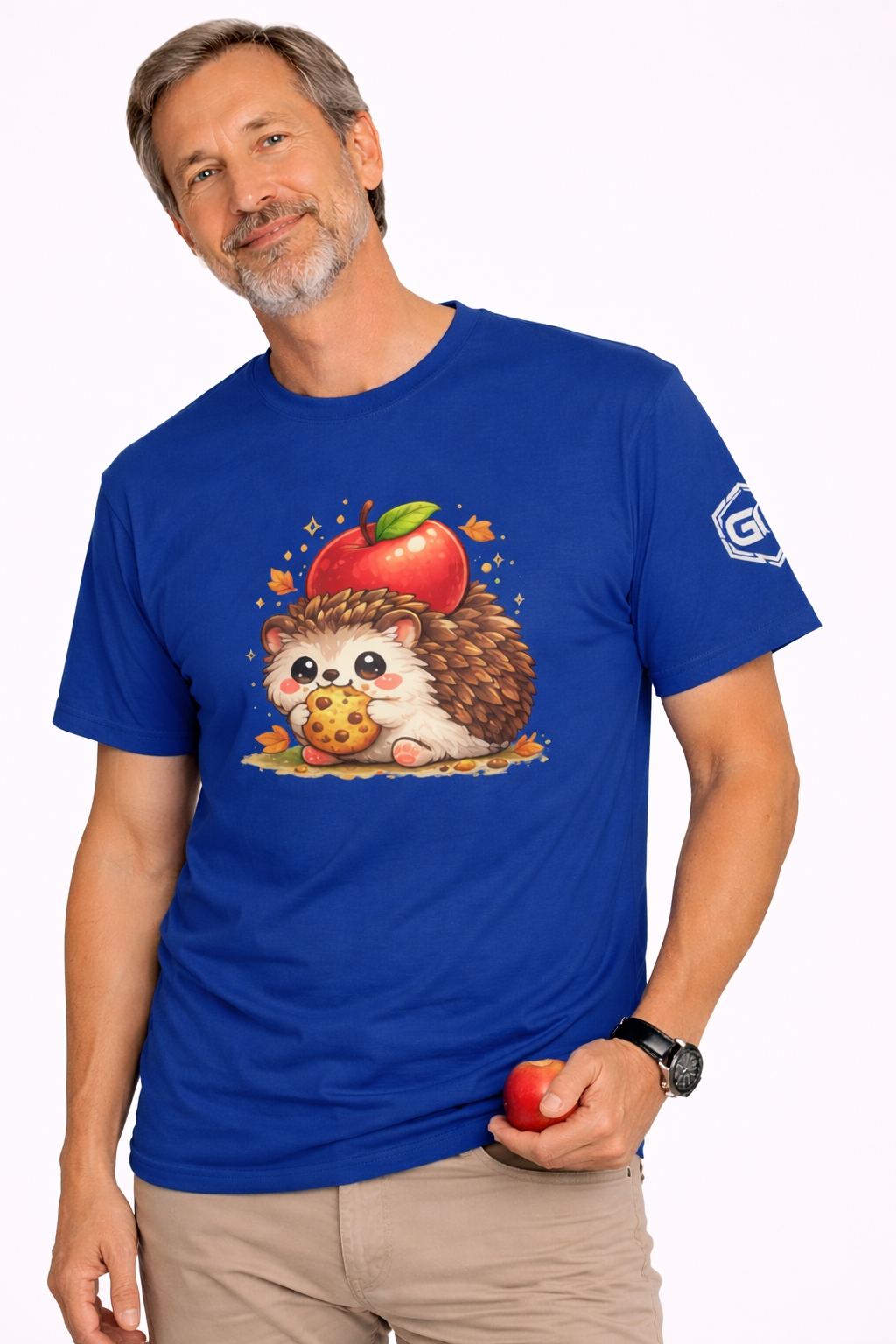 model:8:m | Hedgehog & Apple T-Shirt – Modelfoto in Royalblau – Mann