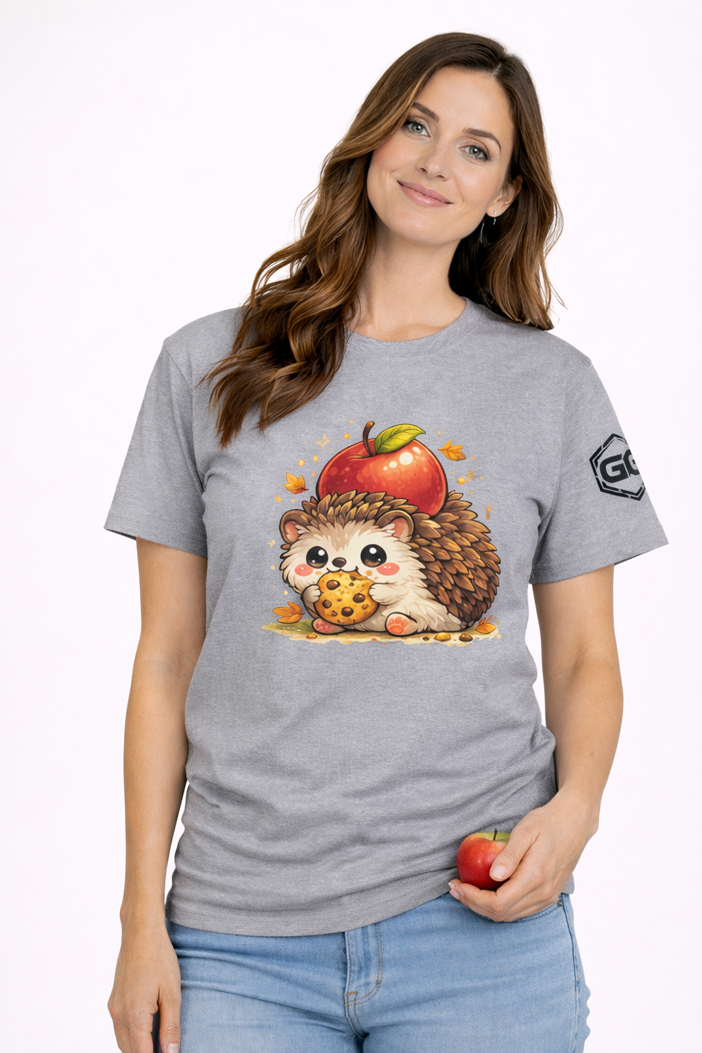 model:2:f | Hedgehog & Apple T-Shirt – Modelfoto in Sportgrau – Frau