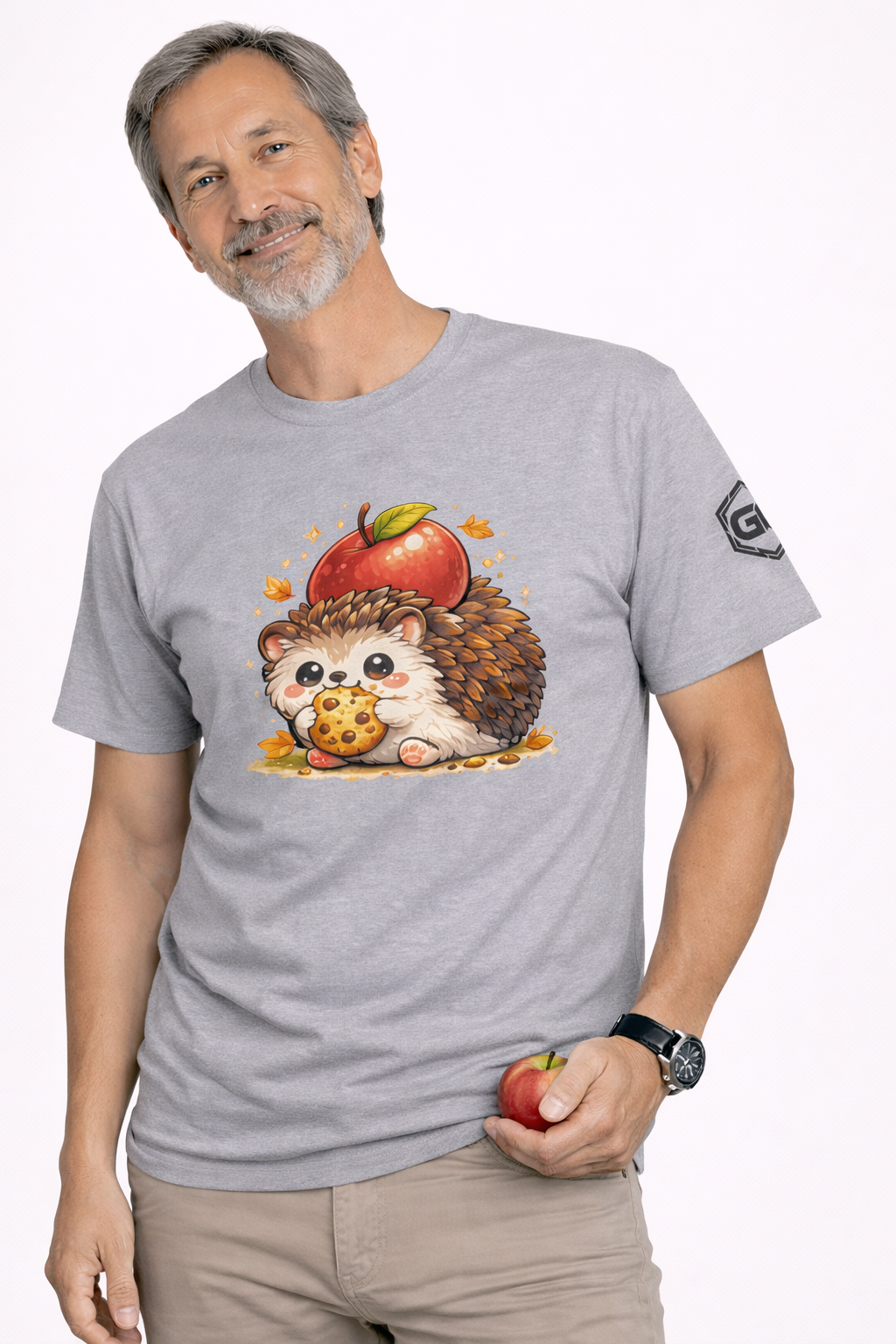 model:2:m | Hedgehog & Apple T-Shirt – Modelfoto in Sportgrau – Mann