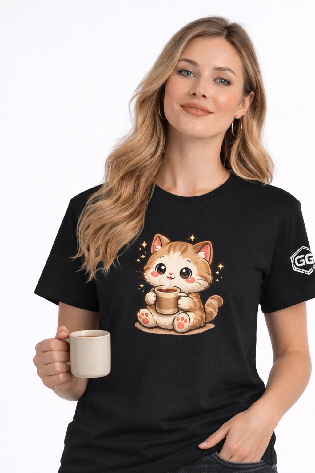 model:1:f | Katze & Kaffee – Lustiges Katzen T-Shirt – Modelfoto in Schwarz – Frau