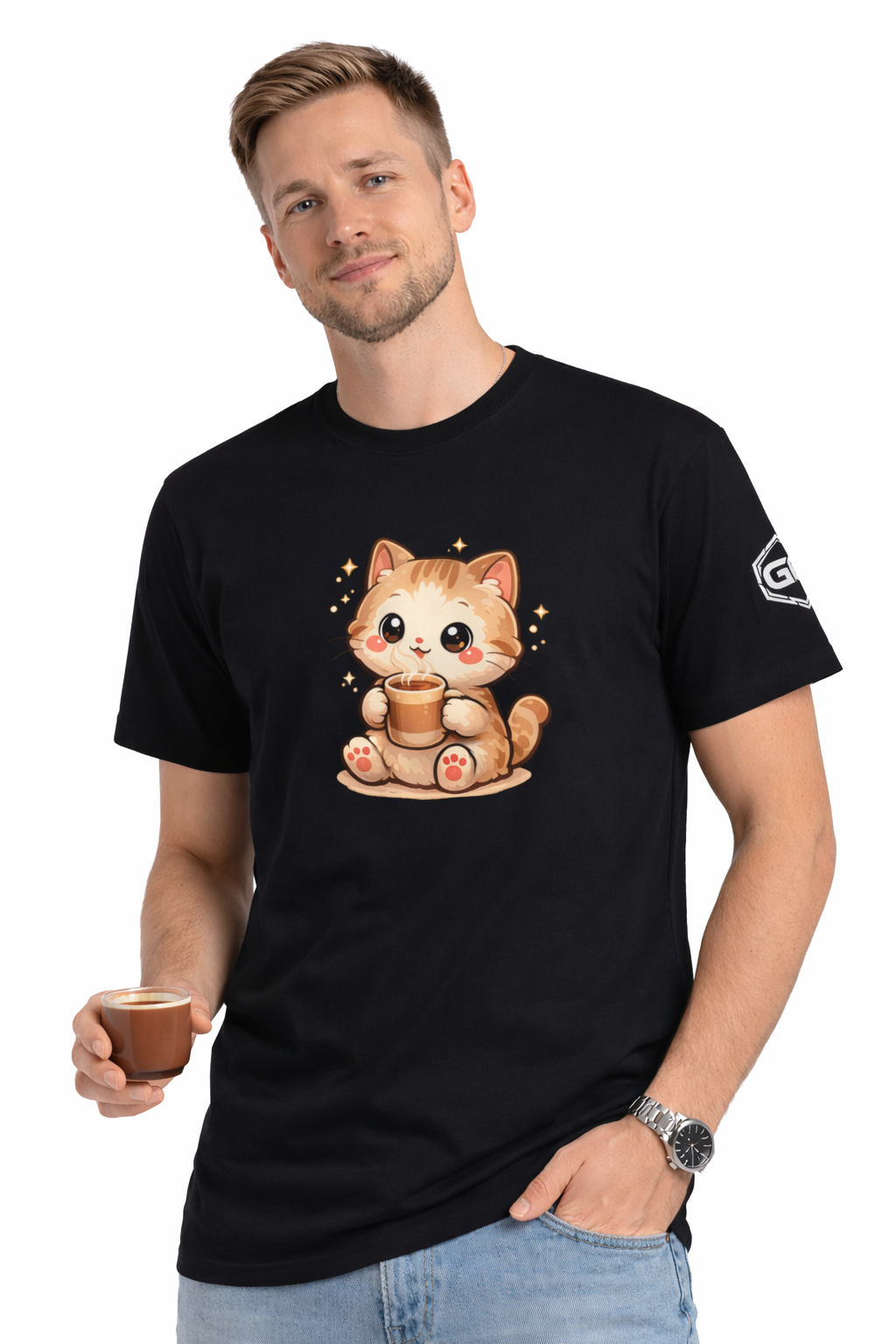 model:1:m | Katze & Kaffee – Lustiges Katzen T-Shirt – Modelfoto in Schwarz – Mann
