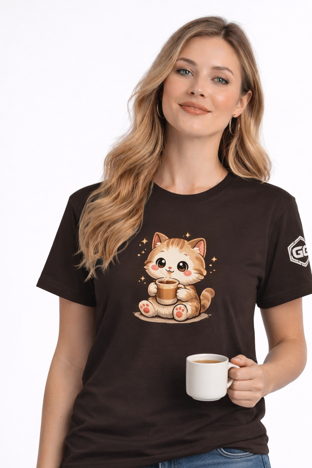 model:3:f | Katze & Kaffee – Lustiges Katzen T-Shirt – Modelfoto in Dunkelbraun – Frau