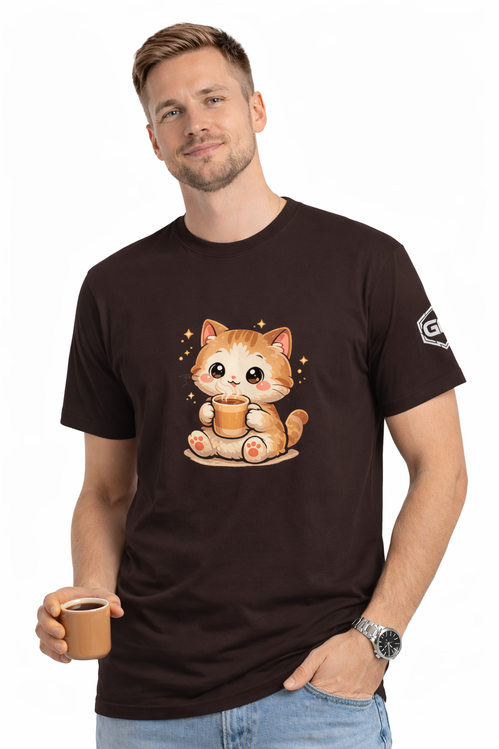 model:3:m | Katze & Kaffee – Lustiges Katzen T-Shirt – Modelfoto in Dunkelbraun – Mann