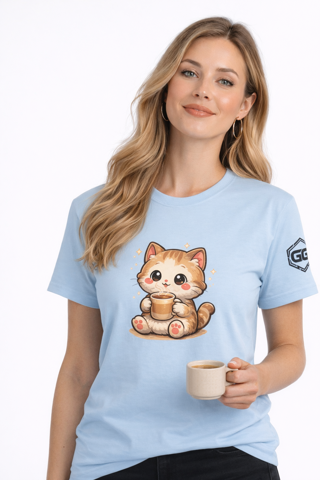 model:7:f | Katze & Kaffee – Lustiges Katzen T-Shirt – Modelfoto in Hellblau – Frau