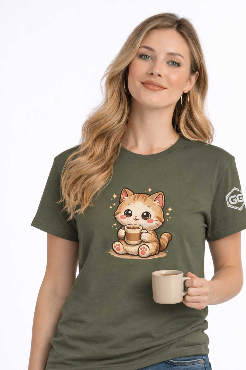 model:5:f | Katze & Kaffee – Lustiges Katzen T-Shirt – Modelfoto in Militärgrün – Frau