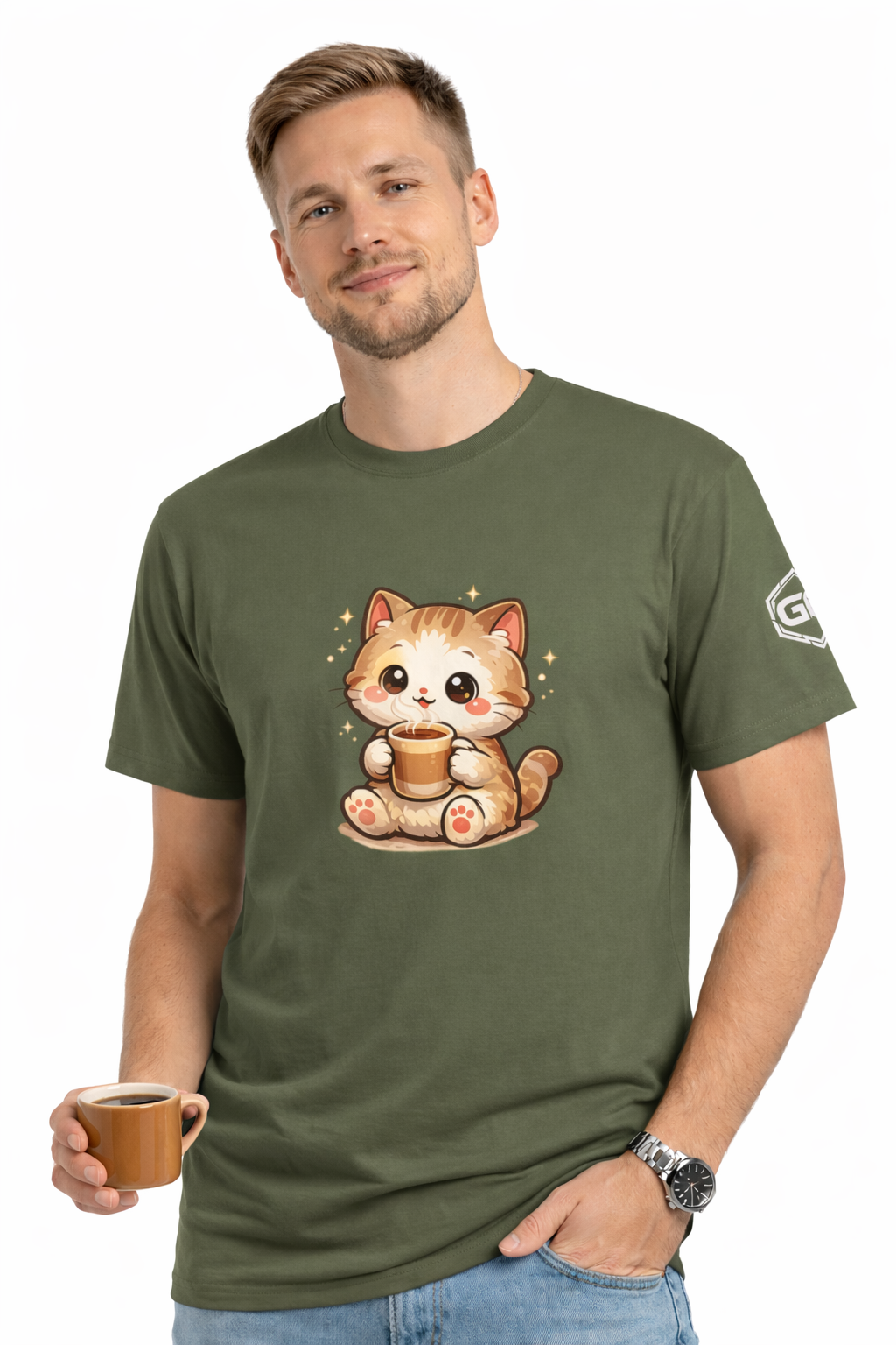 model:5:m | Katze & Kaffee – Lustiges Katzen T-Shirt – Modelfoto in Militärgrün – Mann
