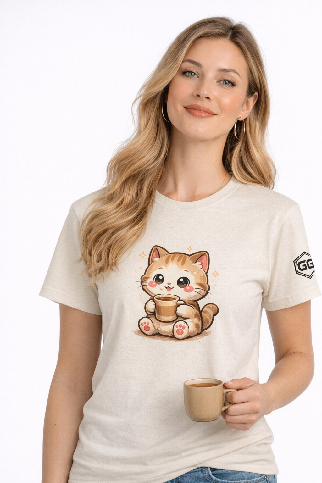 model:4:f | Katze & Kaffee – Lustiges Katzen T-Shirt – Modelfoto in Natur – Frau