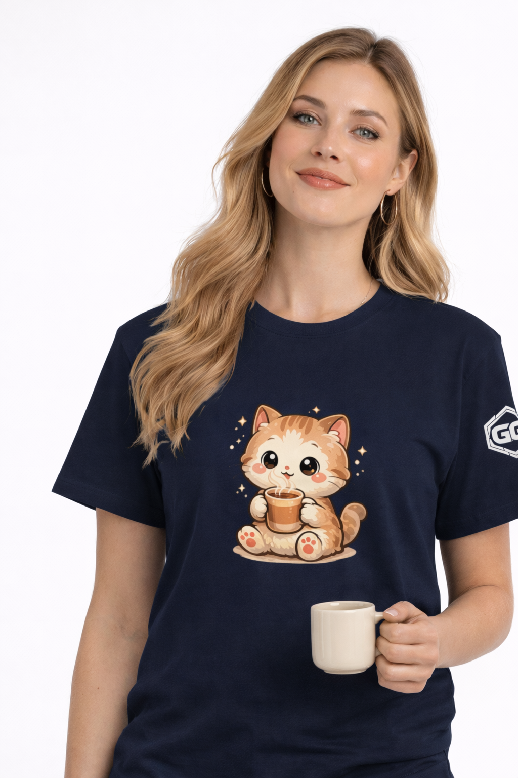 model:9:f | Katze & Kaffee – Lustiges Katzen T-Shirt – Modelfoto in Navy – Frau