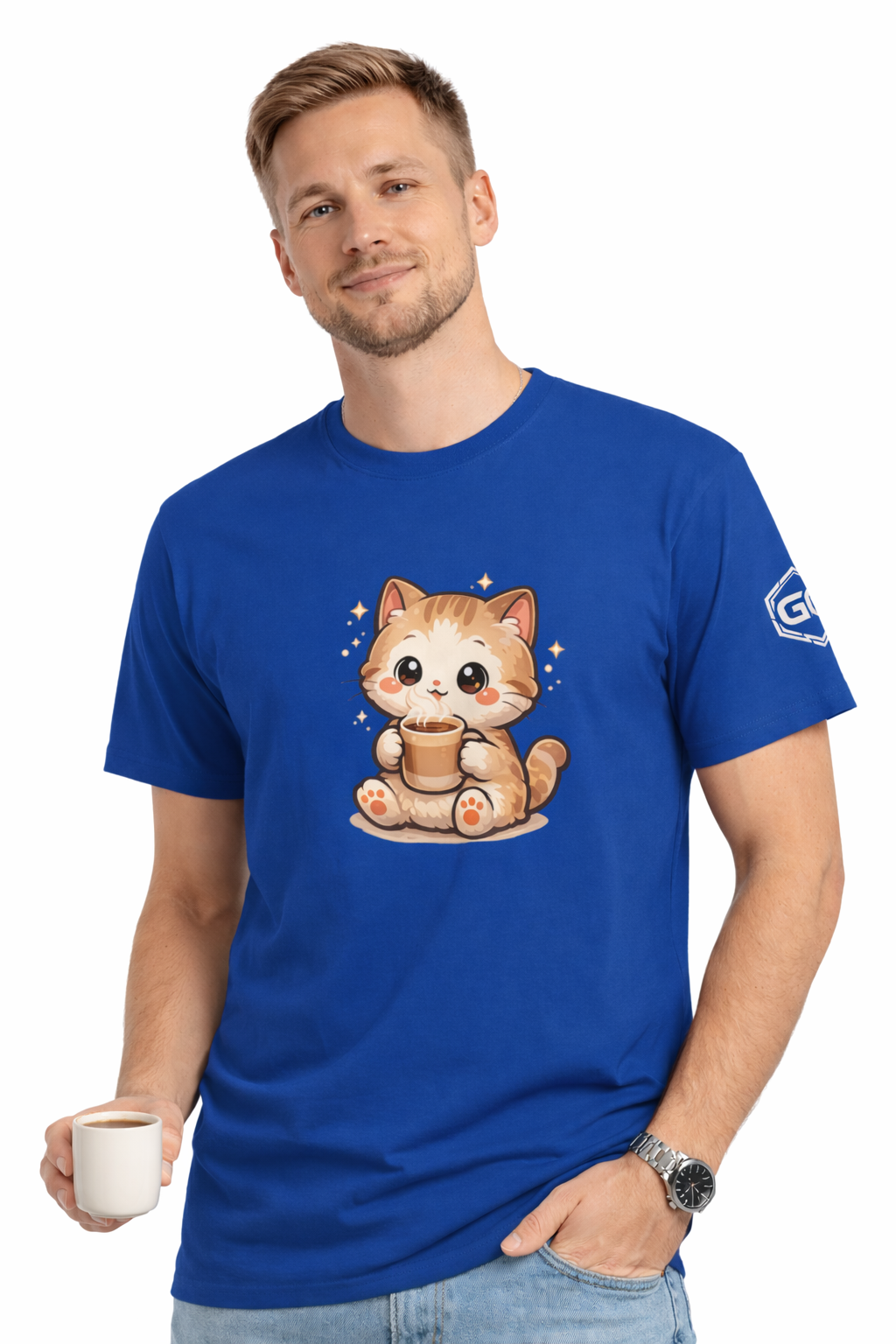 model:8:m | Katze & Kaffee – Lustiges Katzen T-Shirt – Modelfoto in Royalblau – Mann
