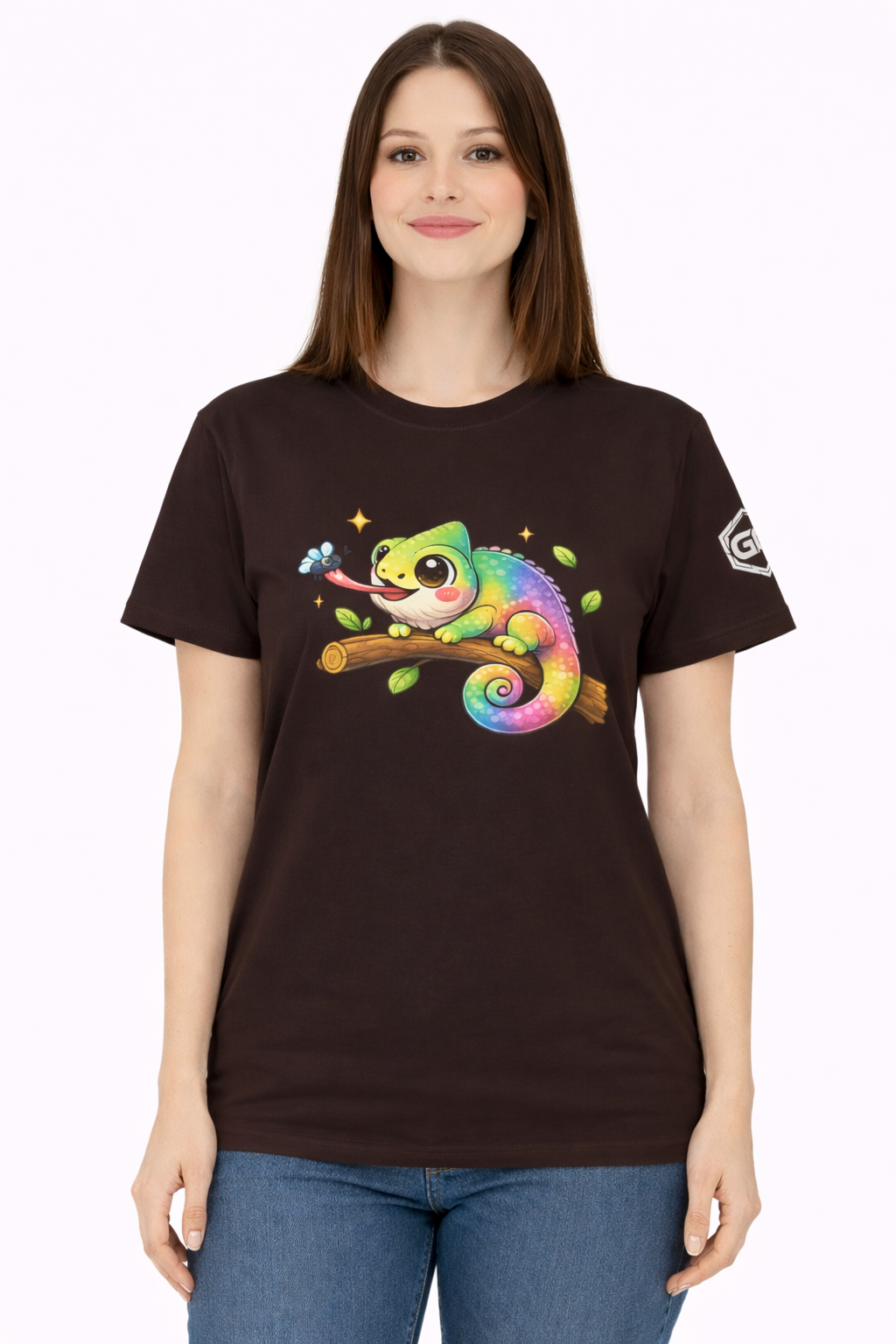 model:3:f | Kawaii Chameleon T-Shirt – Modelfoto in Dunkelbraun – Frau