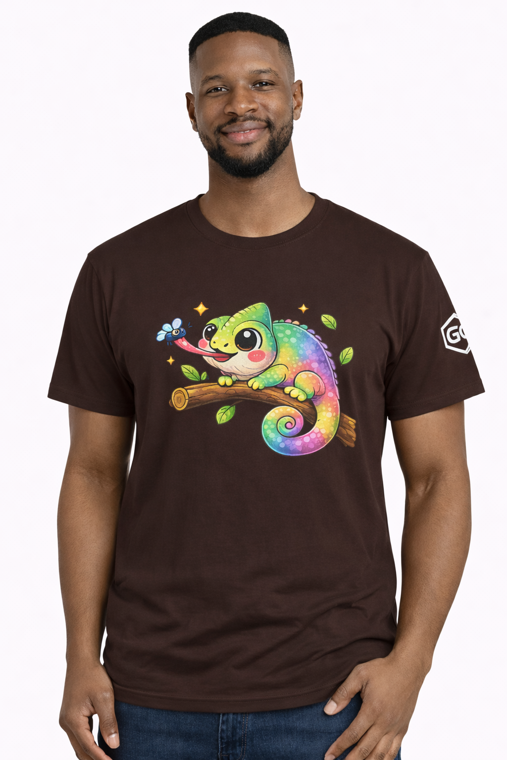 model:3:m | Kawaii Chameleon T-Shirt – Modelfoto in Dunkelbraun – Mann