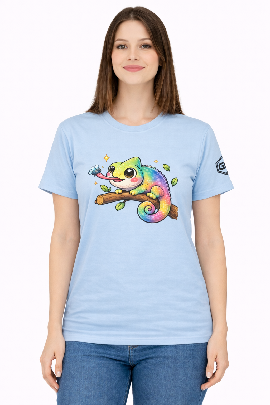 model:7:f | Kawaii Chameleon T-Shirt – Modelfoto in Hellblau – Frau