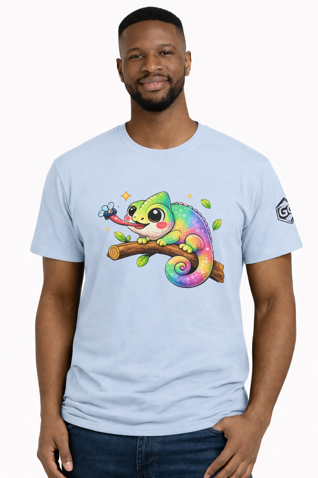 model:7:m | Kawaii Chameleon T-Shirt – Modelfoto in Hellblau – Mann