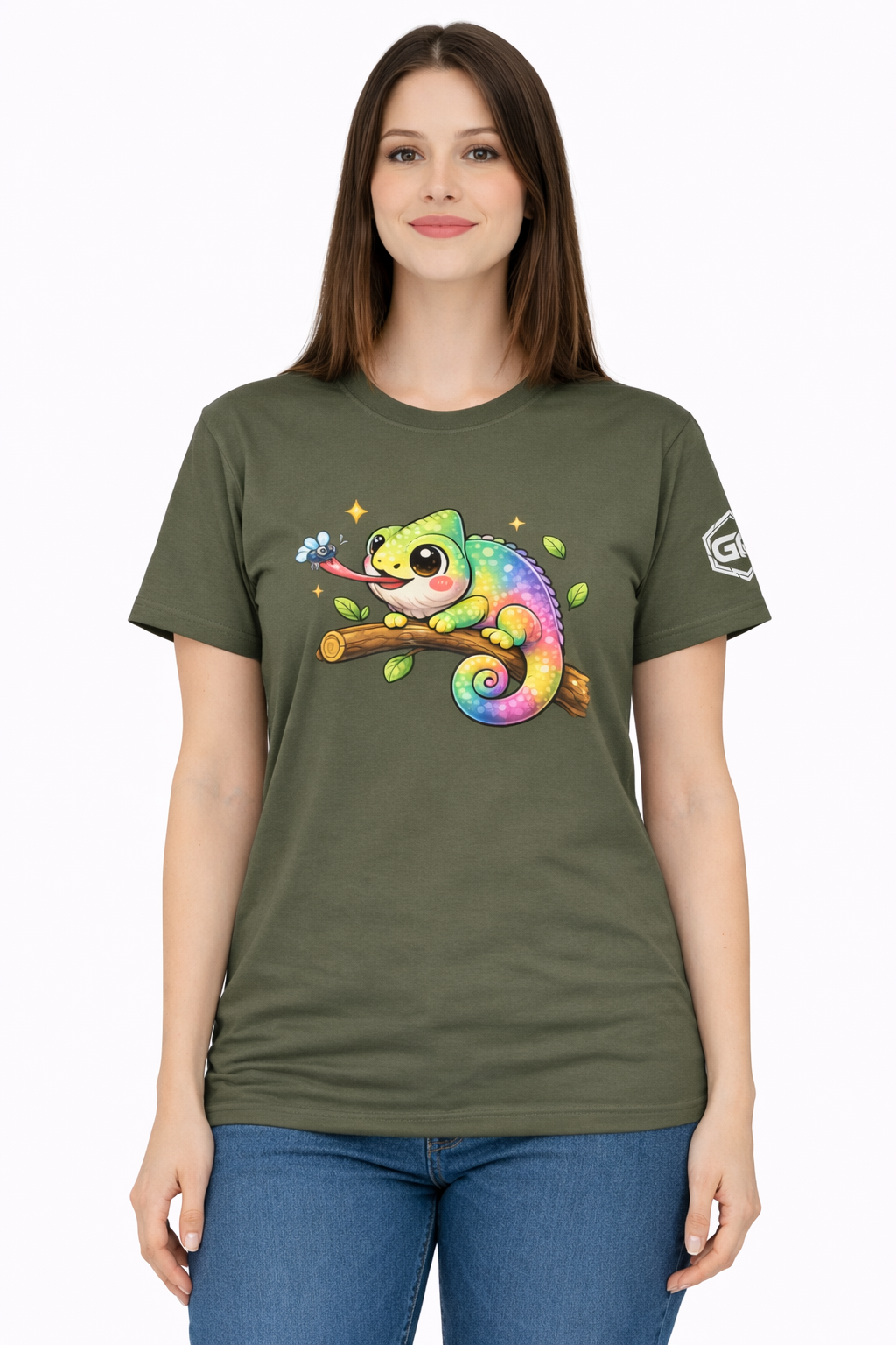 model:5:f | Kawaii Chameleon T-Shirt – Modelfoto in Militärgrün – Frau