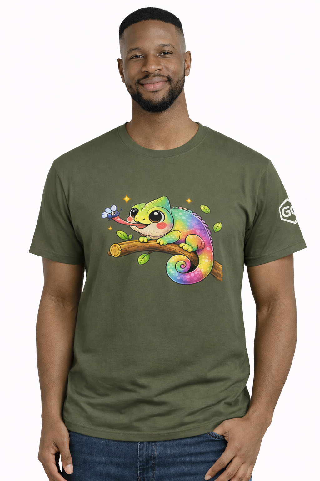 model:5:m | Kawaii Chameleon T-Shirt – Modelfoto in Militärgrün – Mann