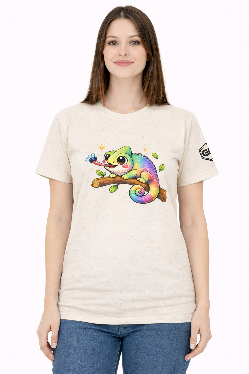 model:4:f | Kawaii Chameleon T-Shirt – Modelfoto in Natur – Frau