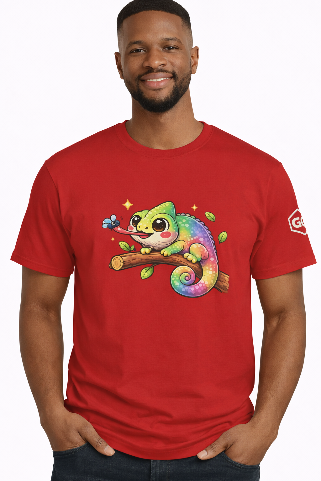 model:10:m | Kawaii Chameleon T-Shirt – Modelfoto in Rot – Mann