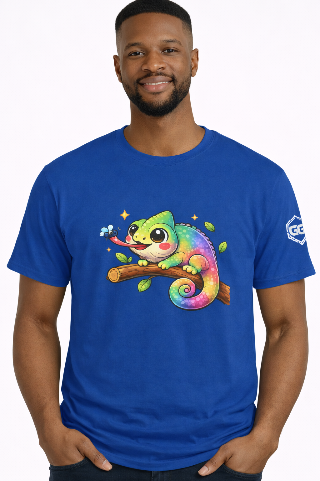 model:8:m | Kawaii Chameleon T-Shirt – Modelfoto in Royalblau – Mann