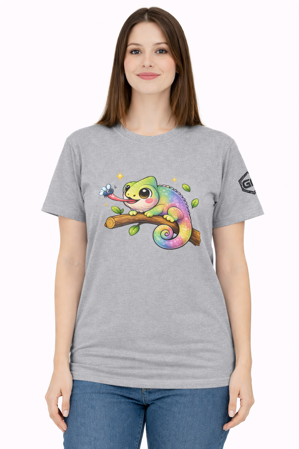 model:2:f | Kawaii Chameleon T-Shirt – Modelfoto in Sportgrau – Frau