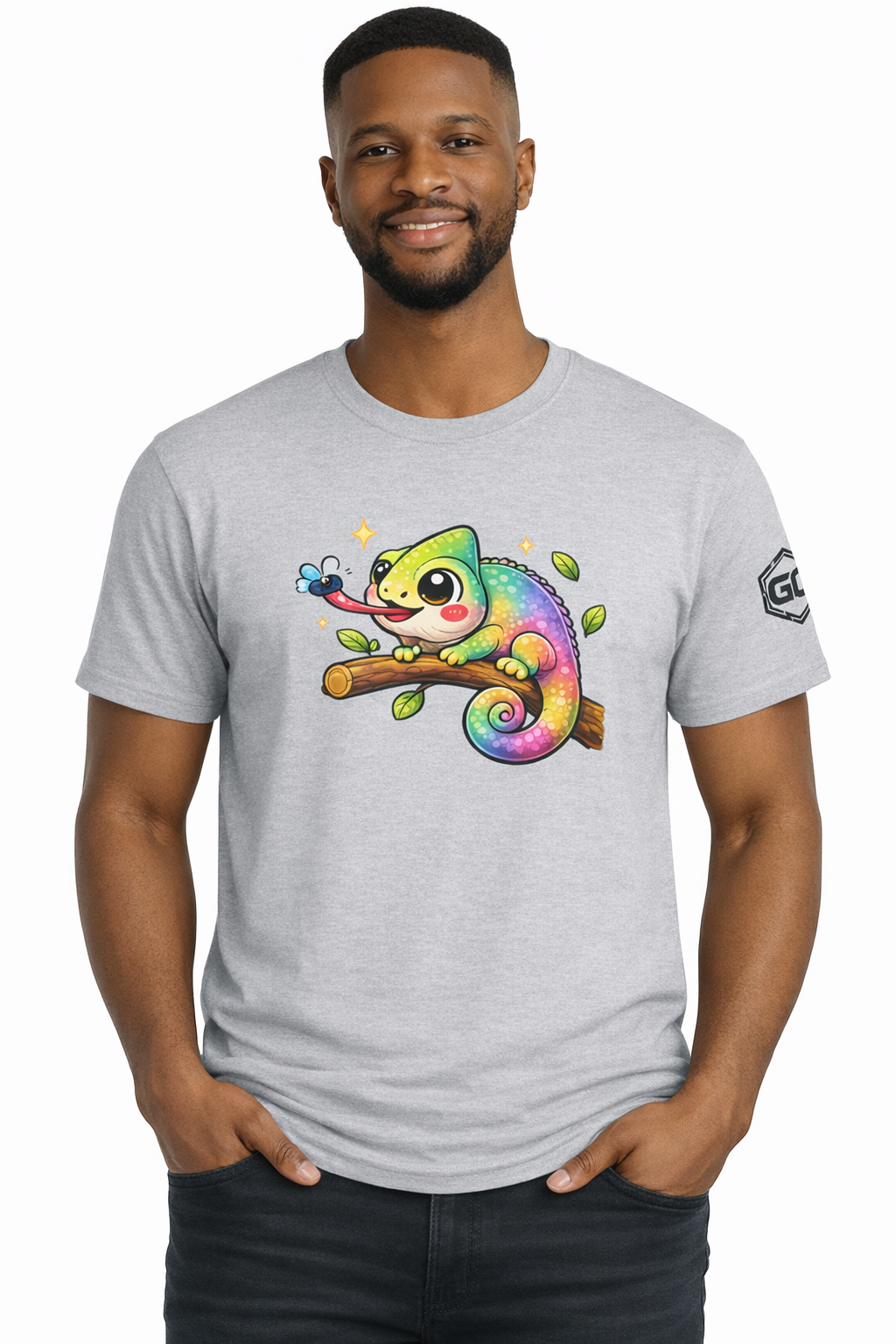 model:2:m | Kawaii Chameleon T-Shirt – Modelfoto in Sportgrau – Mann