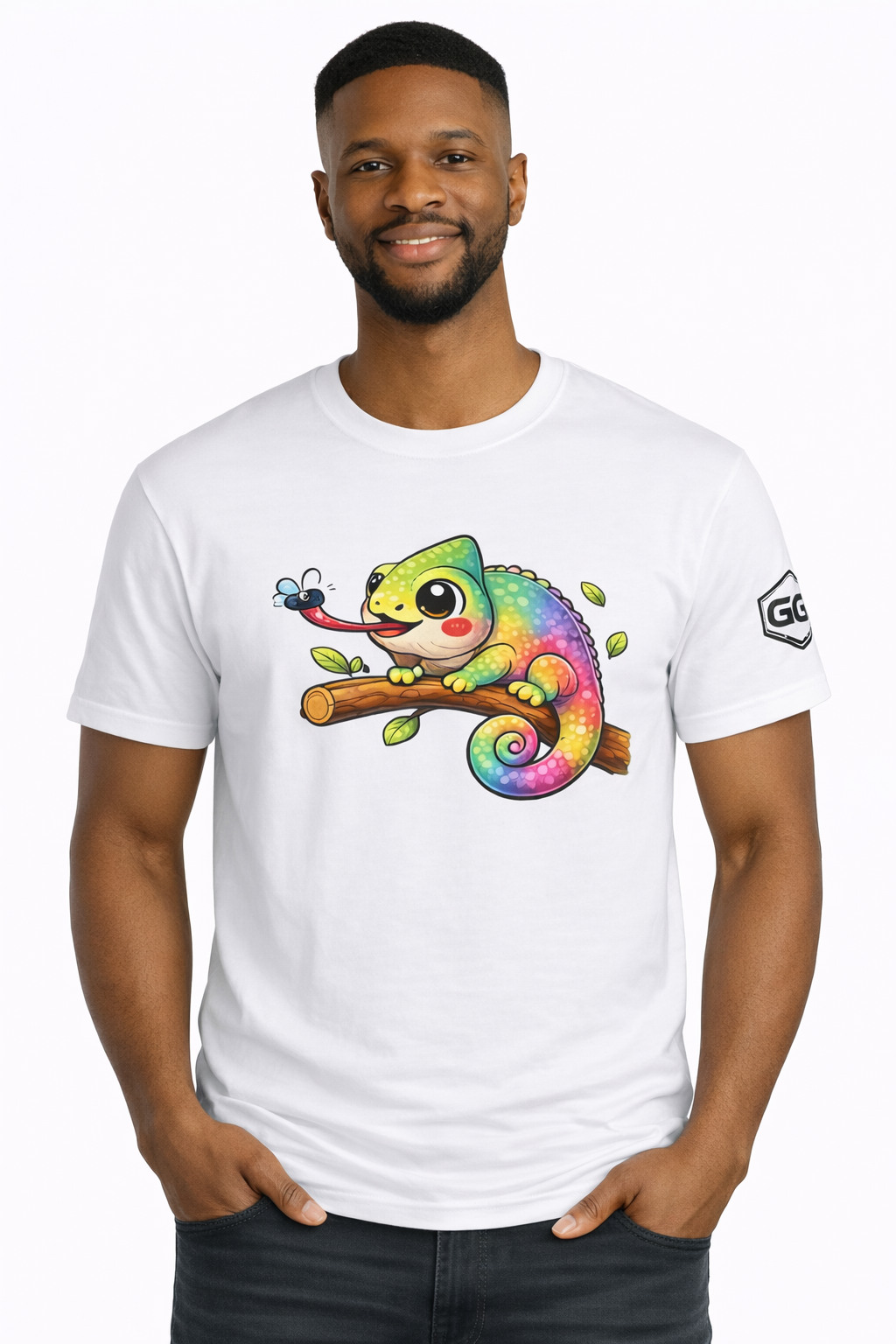 model:0:m | Kawaii Chameleon T-Shirt – Modelfoto in Weiß – Mann