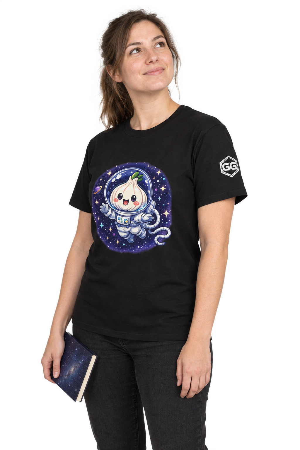 model:1:f | Knoblauch Astronaut T-Shirt – Modellfoto in Schwarz – Frau
