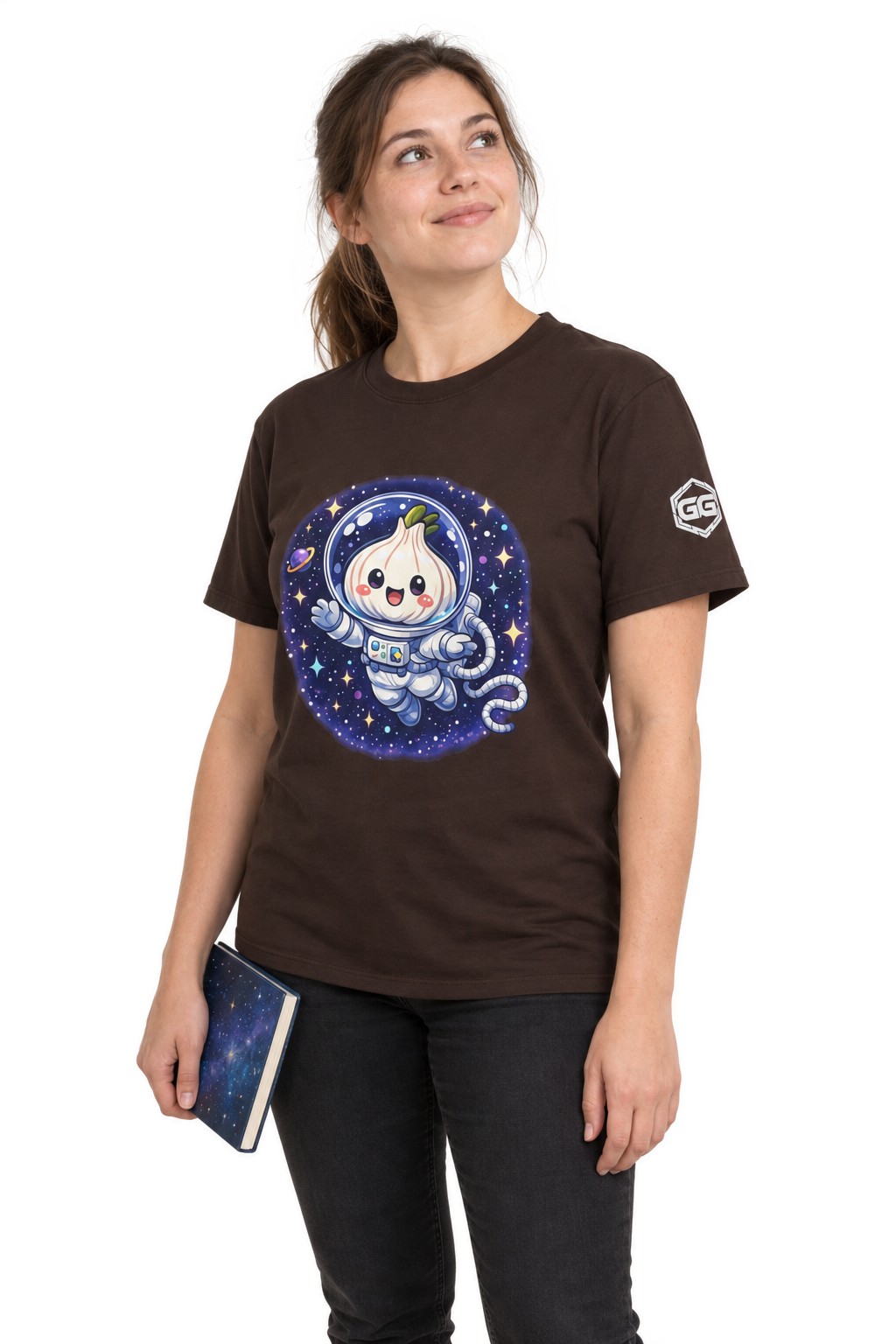 model:3:f | Knoblauch Astronaut T-Shirt – Modellfoto in Dunkelbraun – Frau