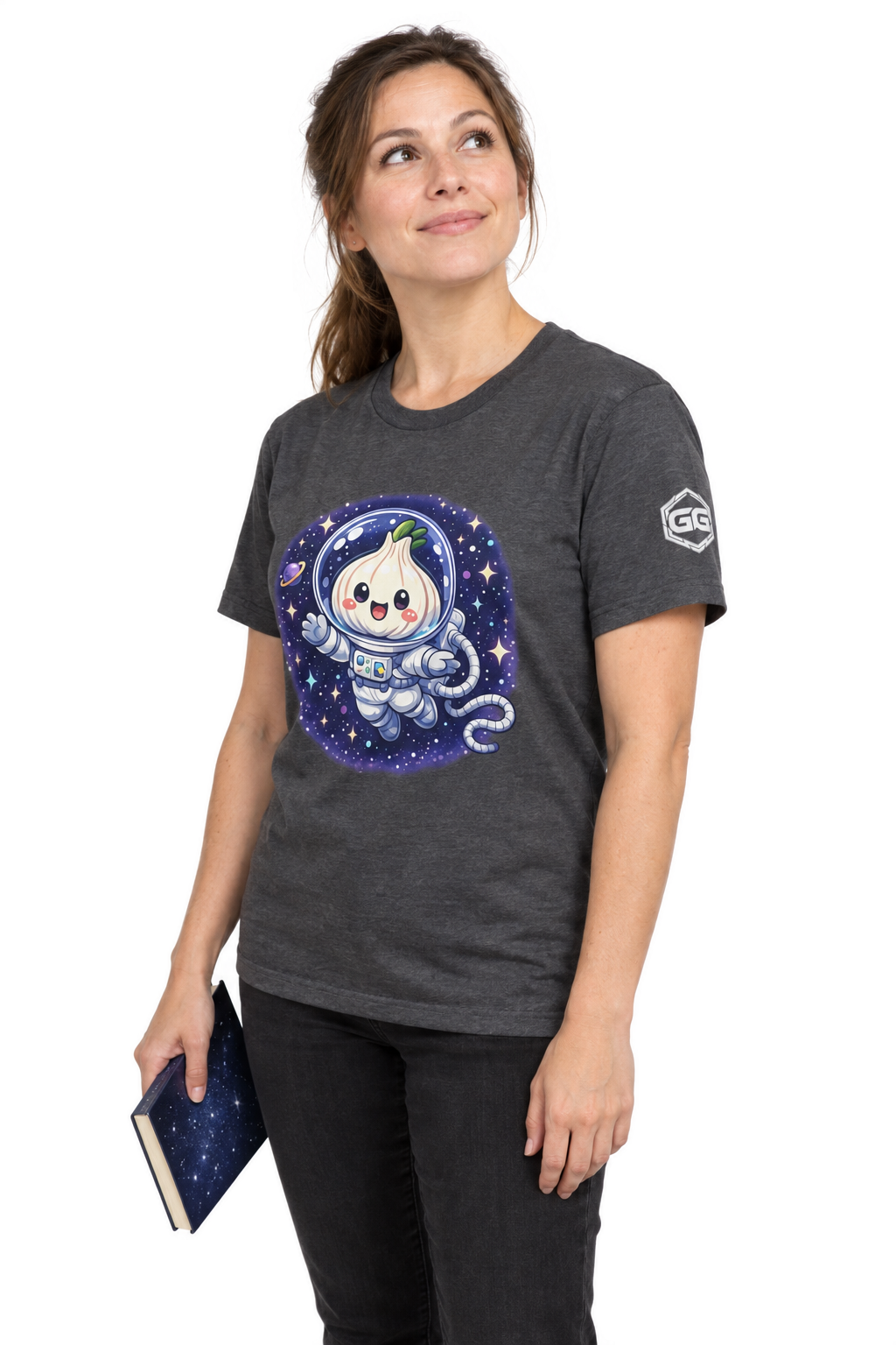 model:6:f | Knoblauch Astronaut T-Shirt – Modellfoto in Dunkelgrau Meliert – Frau