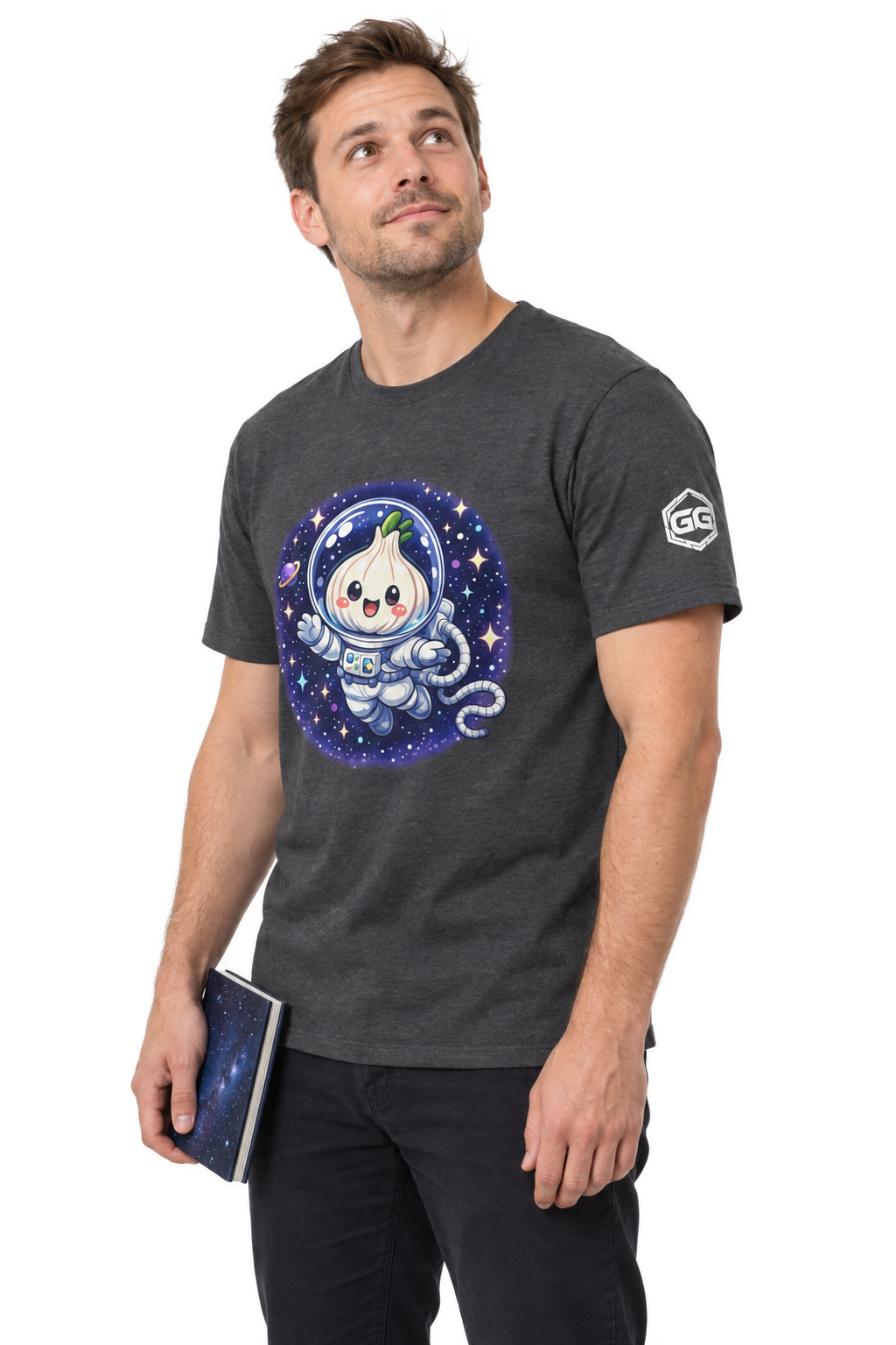 model:6:m | Knoblauch Astronaut T-Shirt – Modellfoto in Dunkelgrau Meliert – Mann
