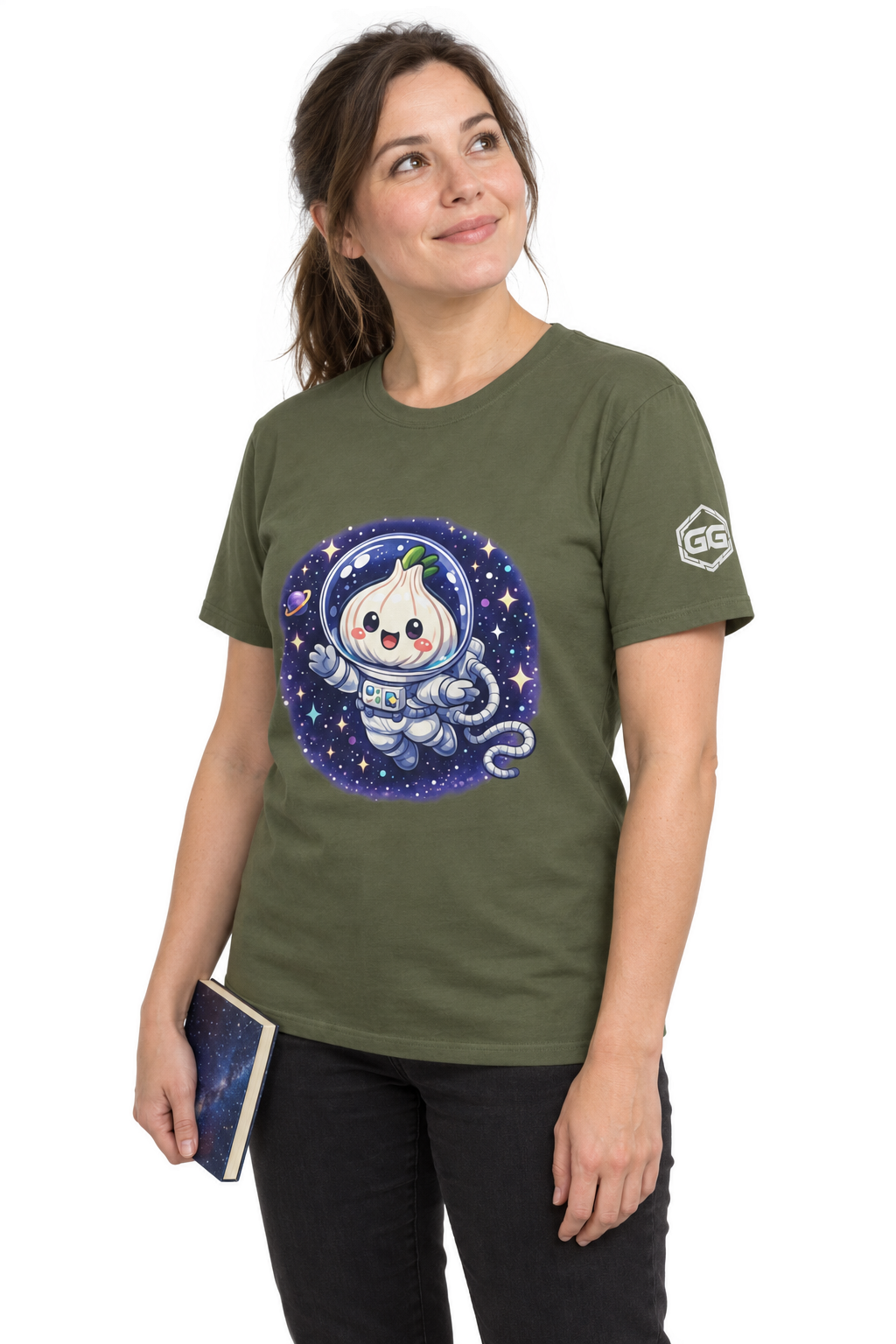 model:5:f | Knoblauch Astronaut T-Shirt – Modellfoto in Militärgrün – Frau